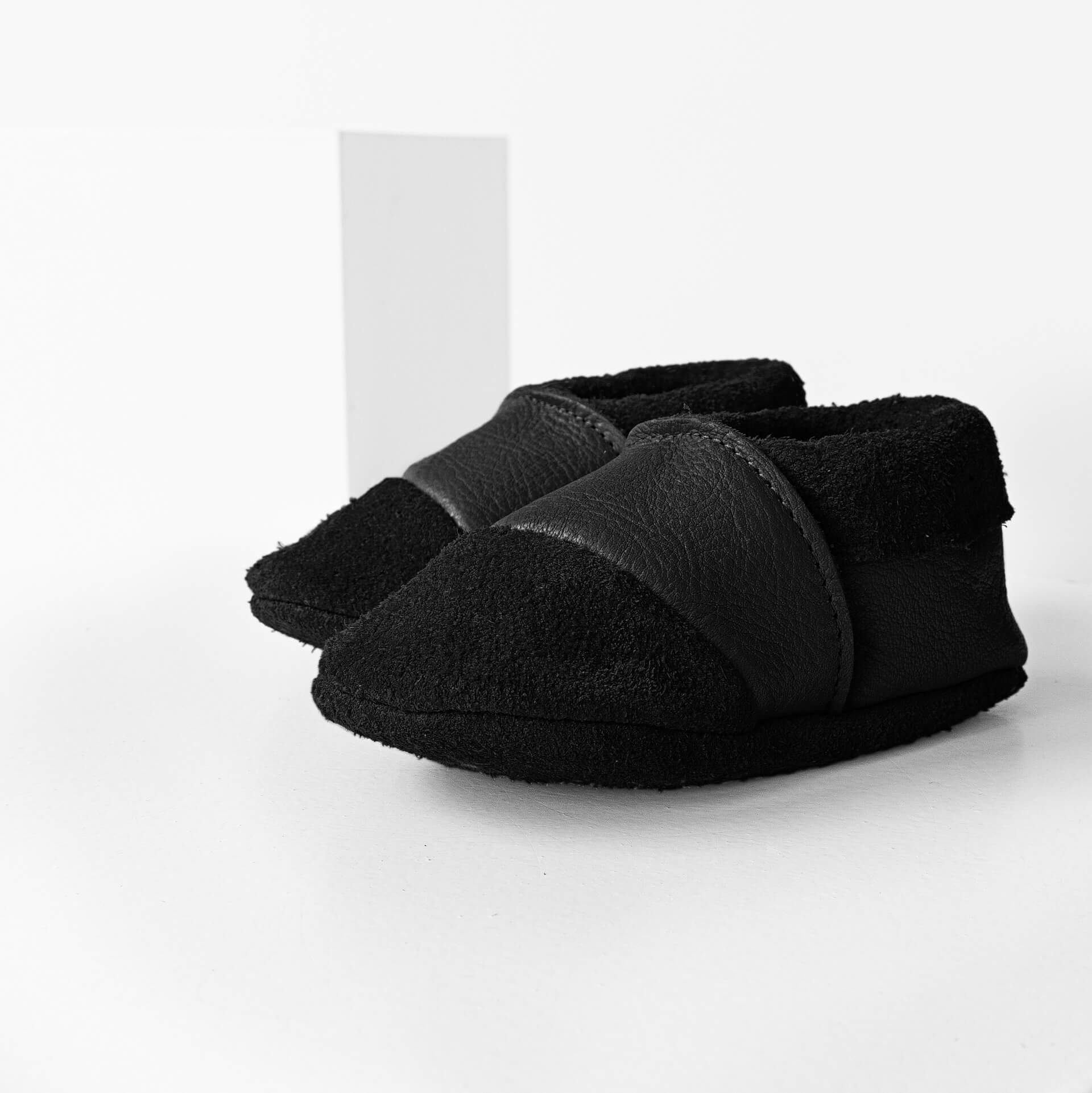 Seitliche Vorderansicht der Lauflernschuhe MOQ aus nachhaltigem Naturleder in Schwarz