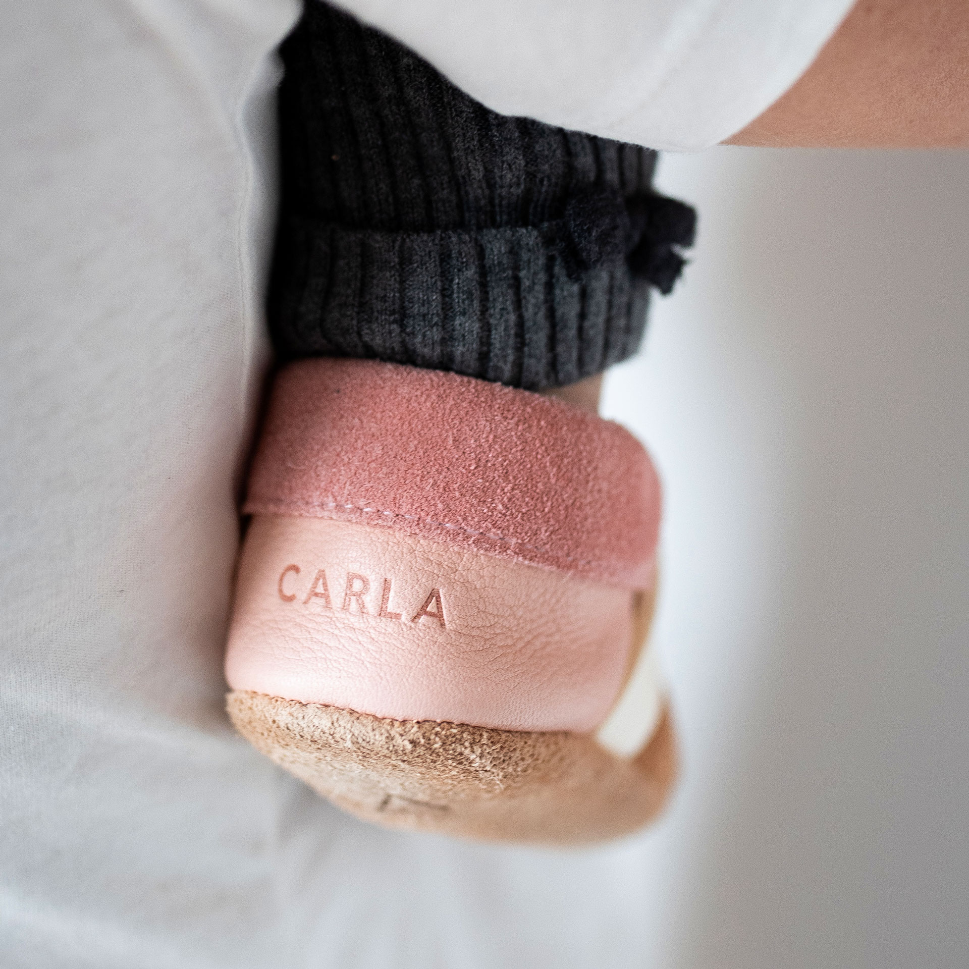 Auf der Ferse hast du die Chacen deinen Wunschnamen ins Leder prägen zu lassen.