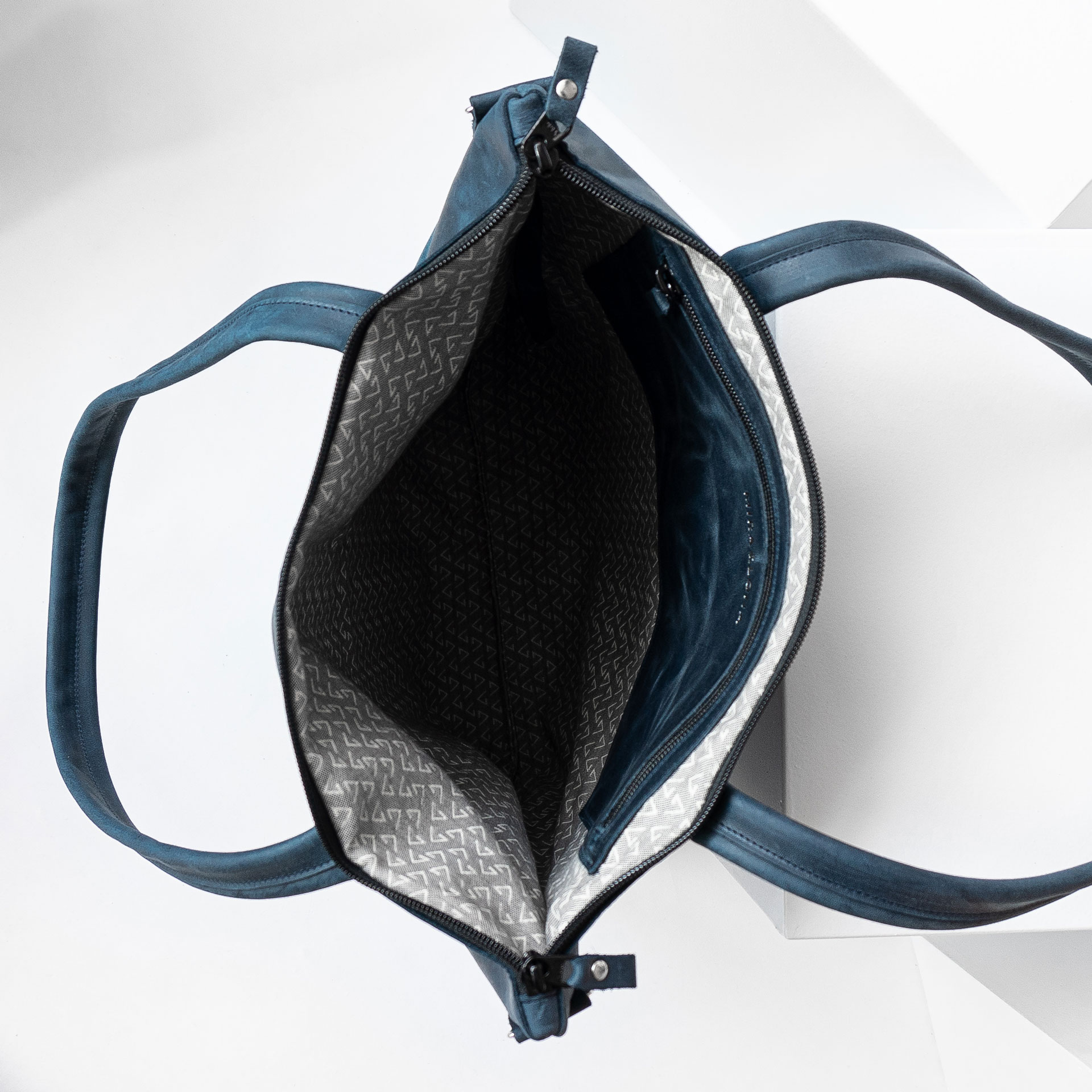 Innenansicht der Wickeltasche MIA MIDI aus Naturleder in Dunkelblau mit Futterstoff und Innentasche mit Reißverschluss