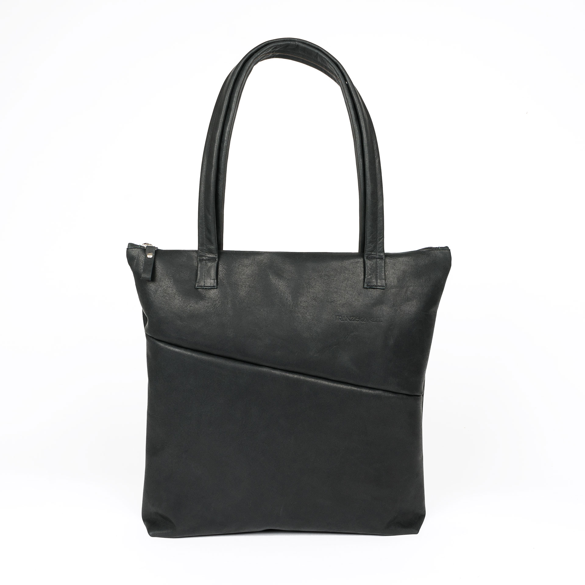 Vorderseite der Wickeltasche MIA MIDI aus nachhaltigem Naturleder in Schwarz geölt mit langen Henkeln und dezenter Logoprägung