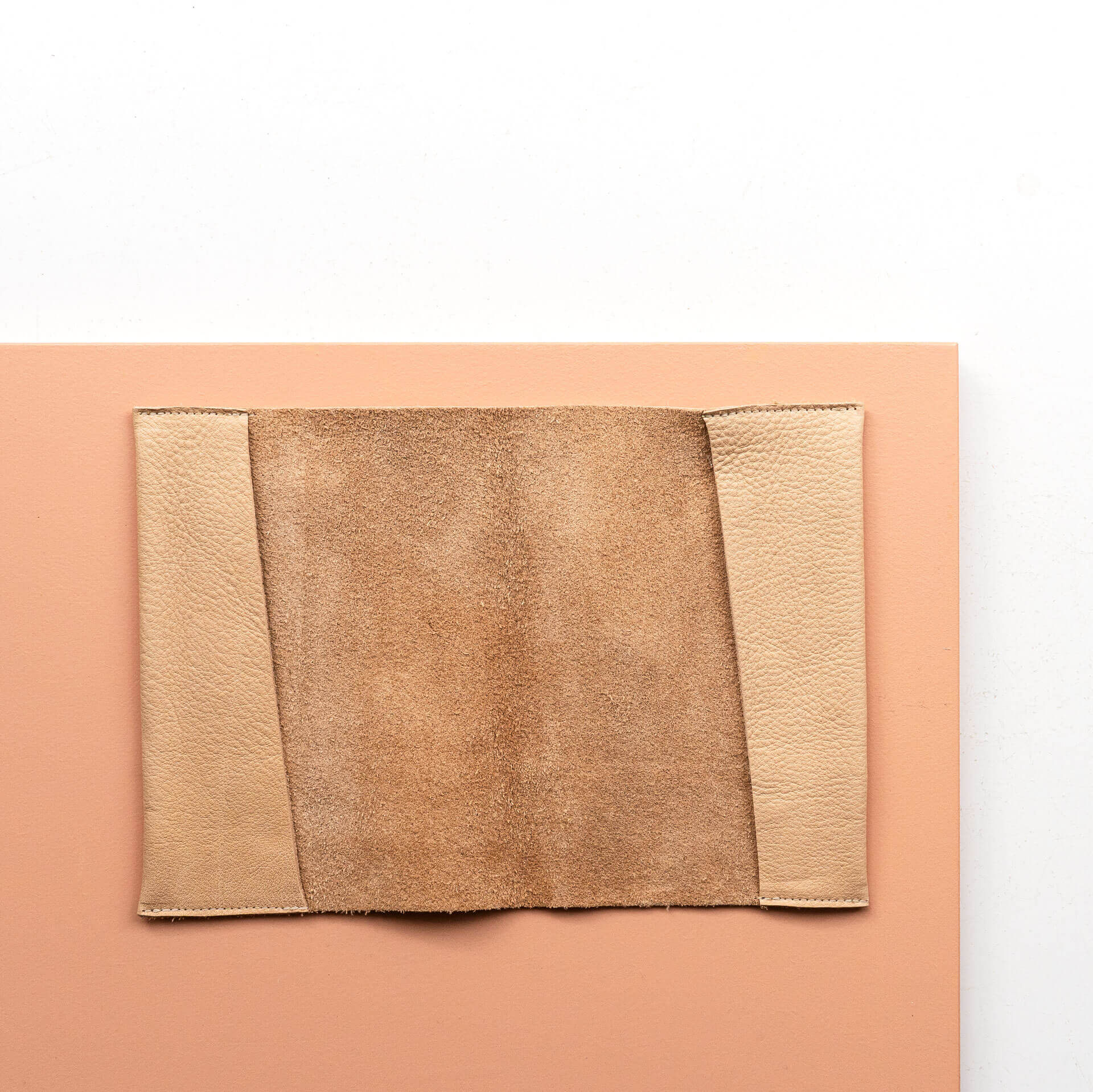 Innenansicht der Mutterpasshülle EVE aus Naturleder in Beige