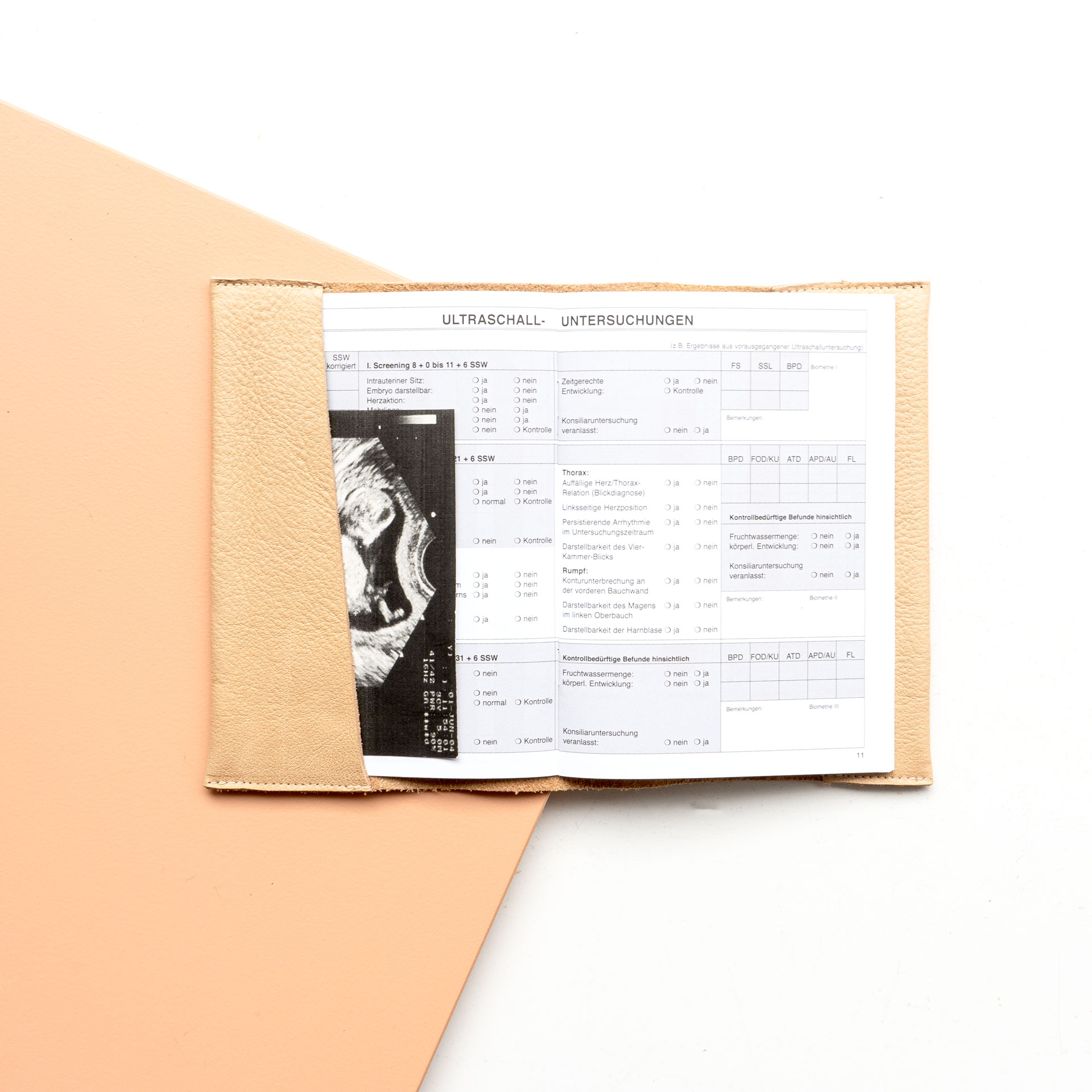 Innenansicht der Mutterpasshülle EVE aus Naturleder in Beige mit Mutterpass und Ultraschallbild