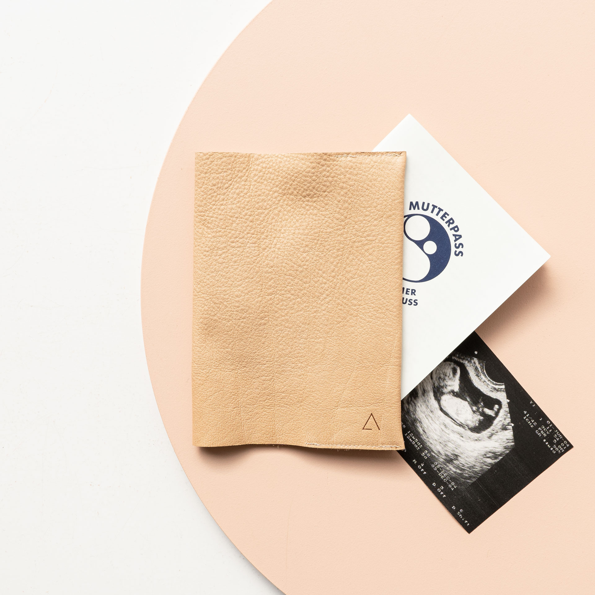 Mutterpasshülle EVE aus nachhaltigem Naturleder in Beige mit dezenter Logoprägung