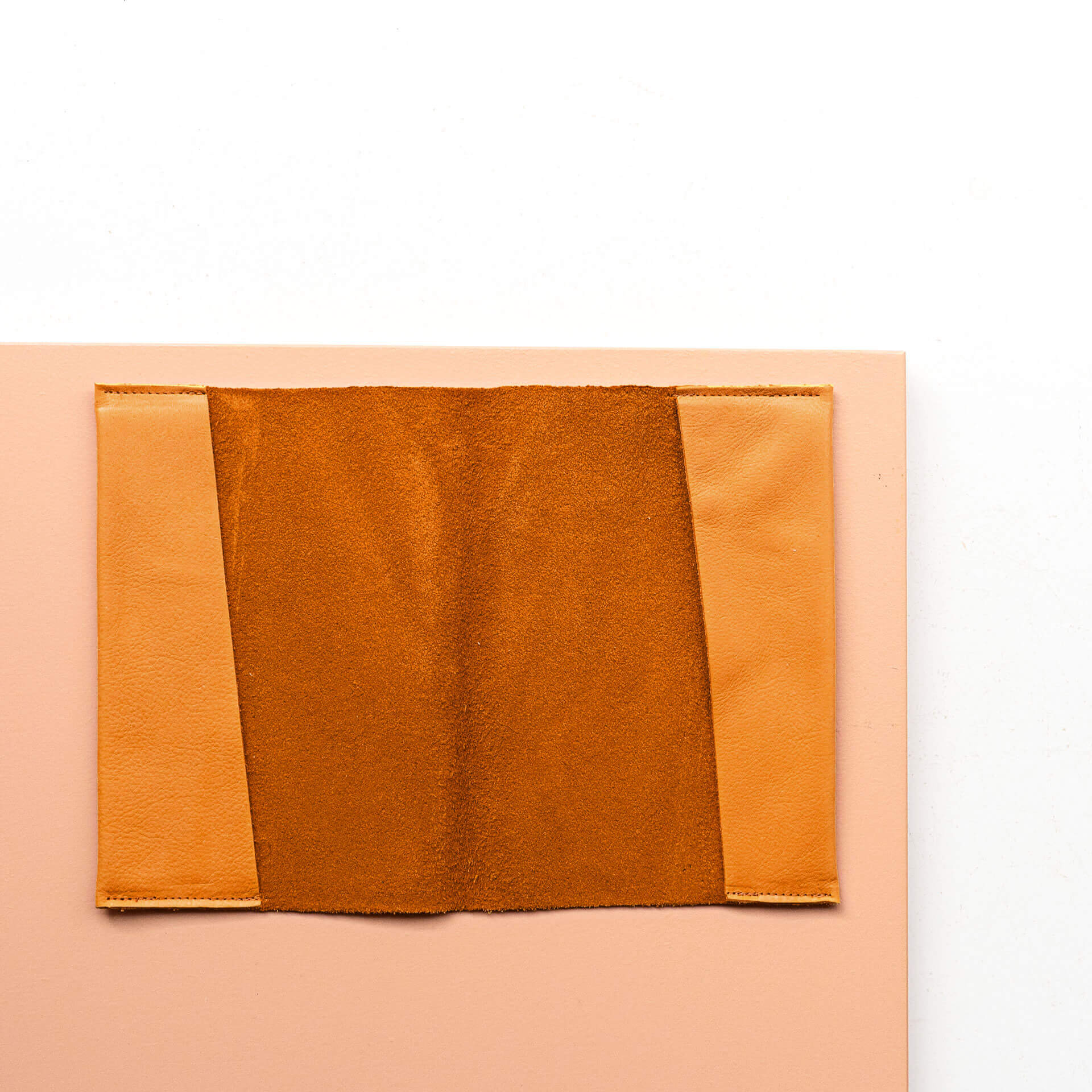Innenansicht der Mutterpasshülle EVE aus Naturleder in Cognac