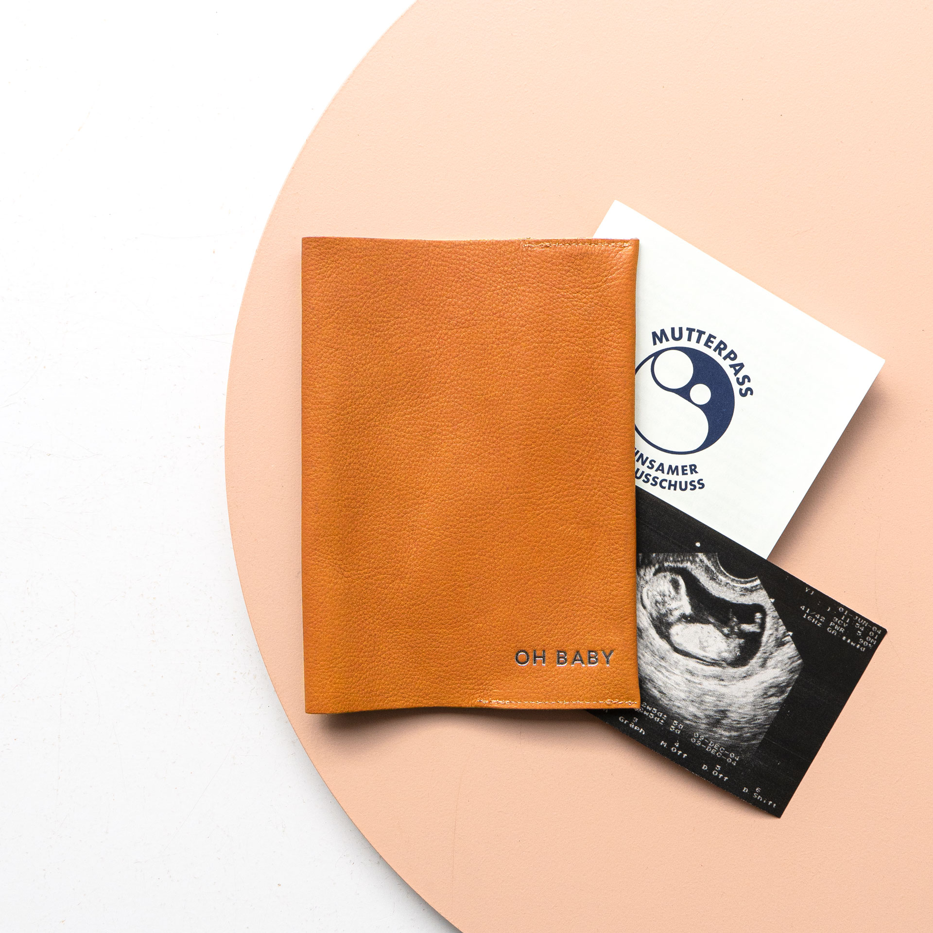 Mutterpasshülle EVE aus nachhaltigem Naturleder in Cognac mit individueller Prägung in Silber