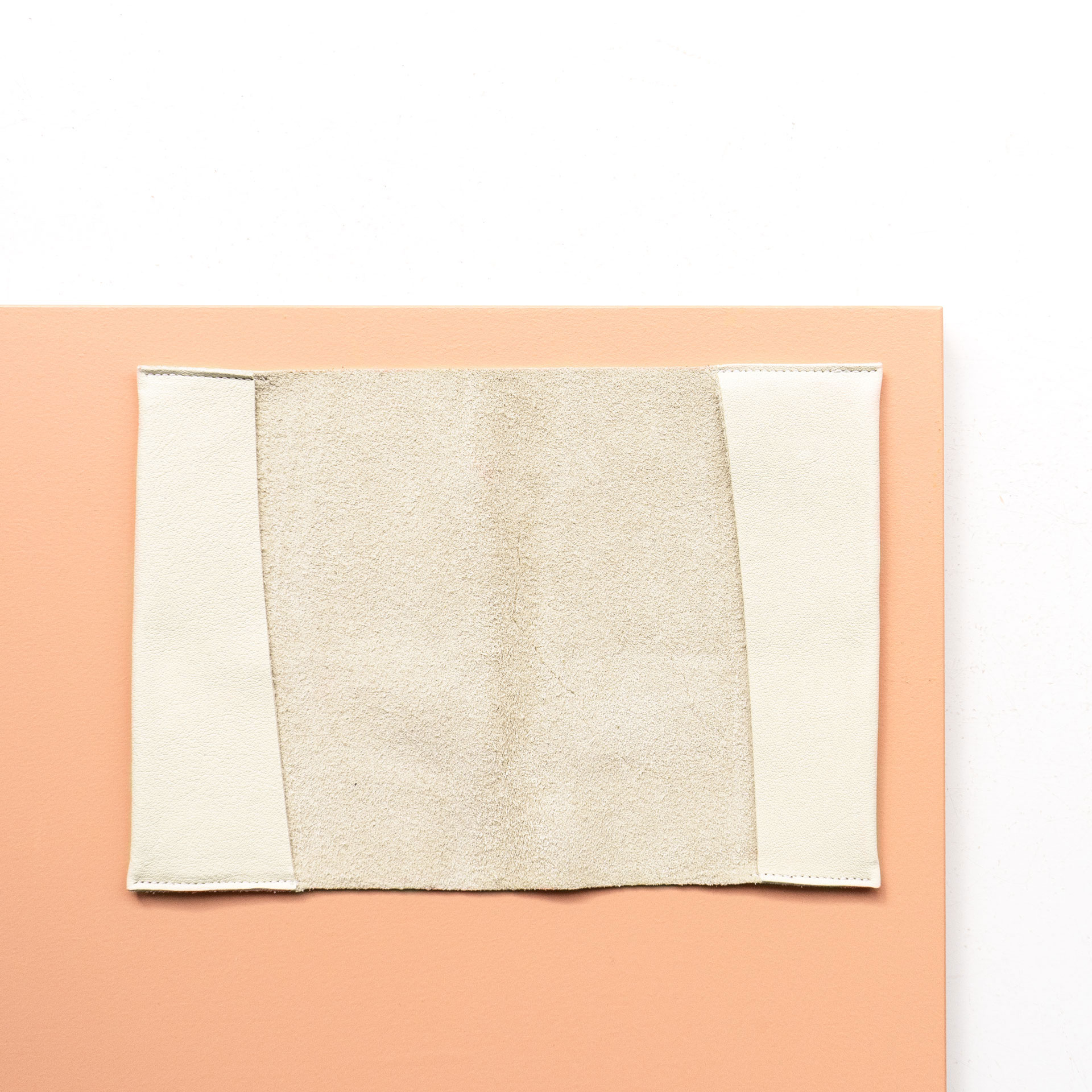 Innenansicht der Mutterpasshülle EVE aus Naturleder in Creme