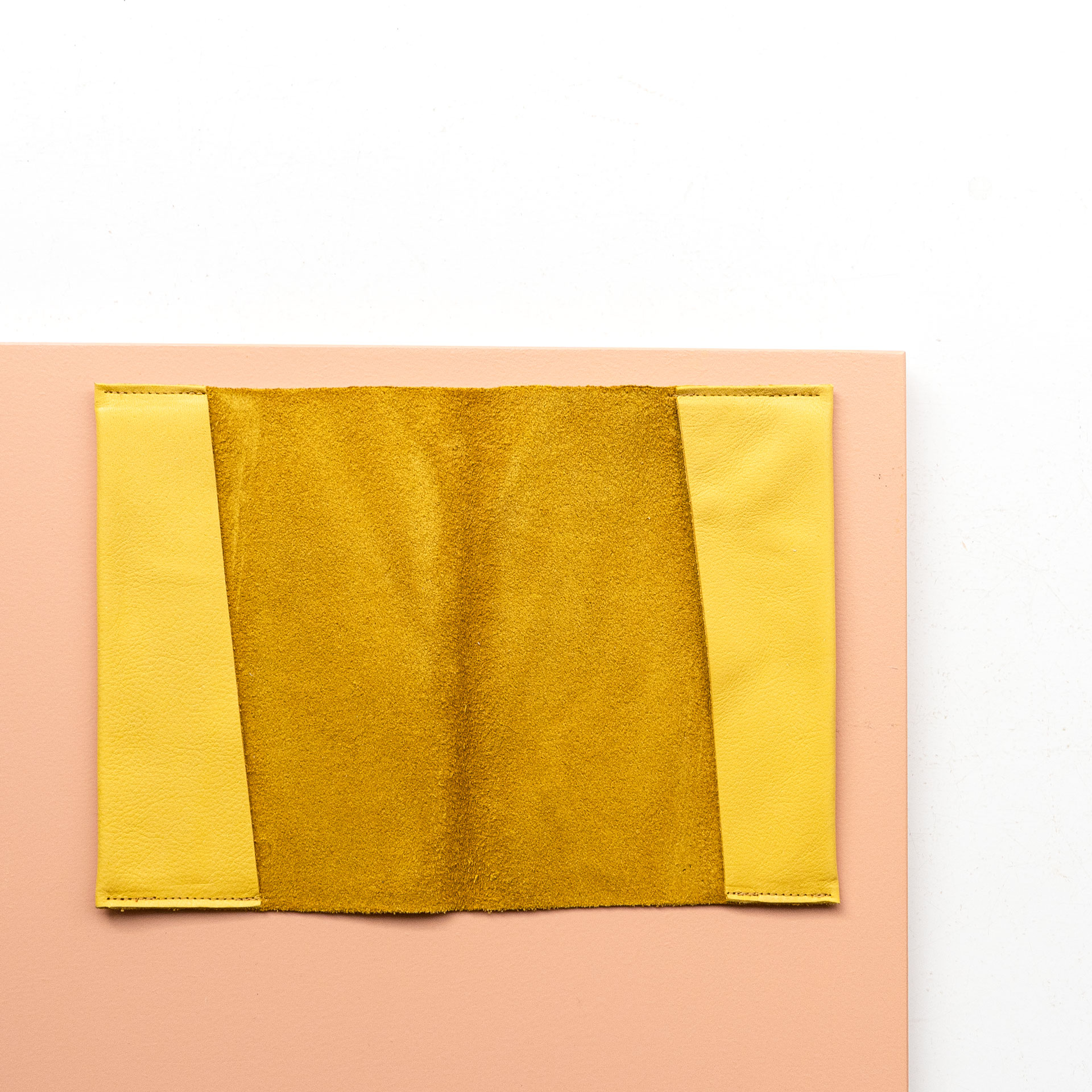 Innenansicht der Mutterpasshülle EVE aus Naturleder in Curry