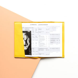 Innenansicht der Mutterpasshülle EVE aus Naturleder in Curry mit Mutterpass und Ultraschallbild