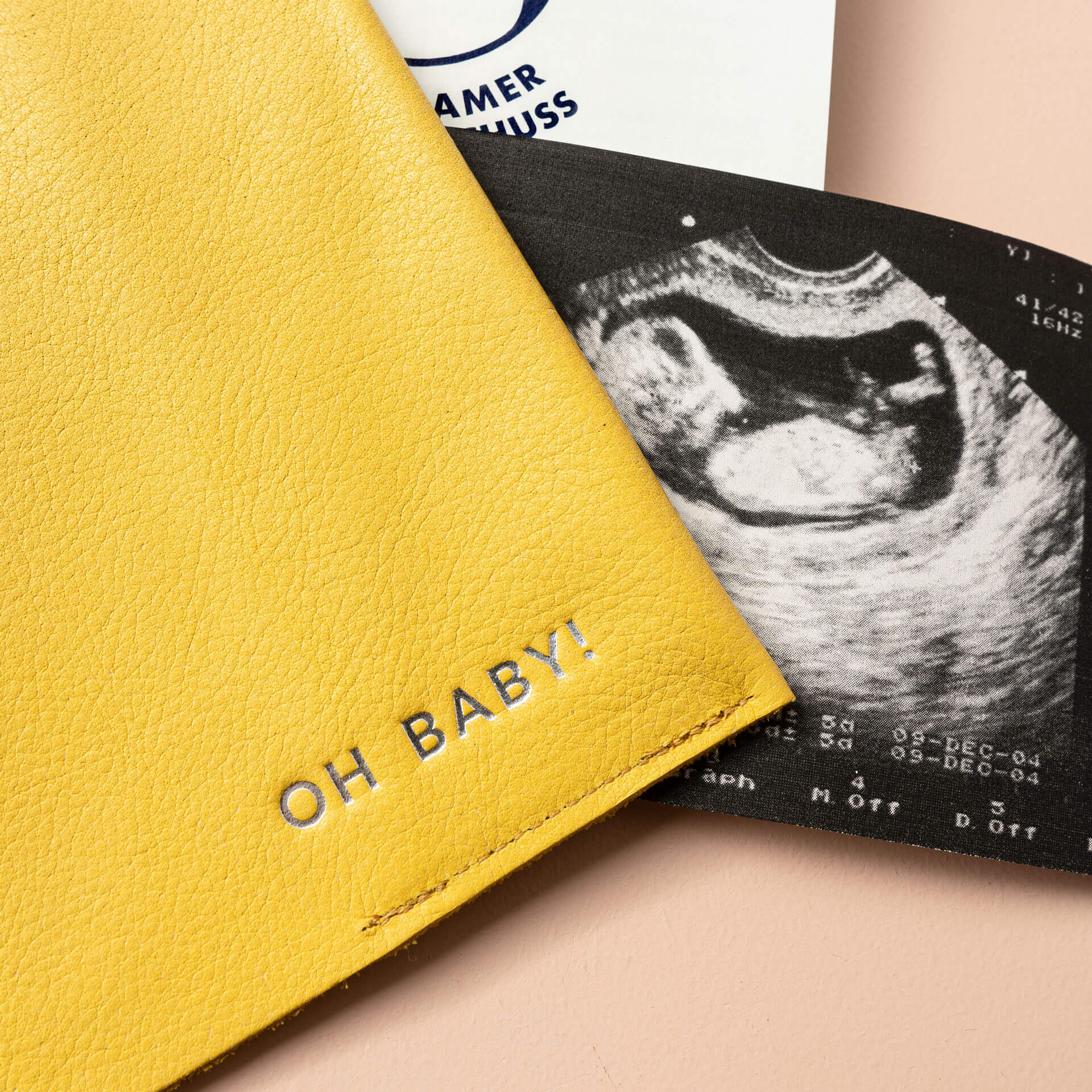 Mood Shot individuelle Prägung in Silber auf Mutterpasshülle EVE aus Naturleder in Curry