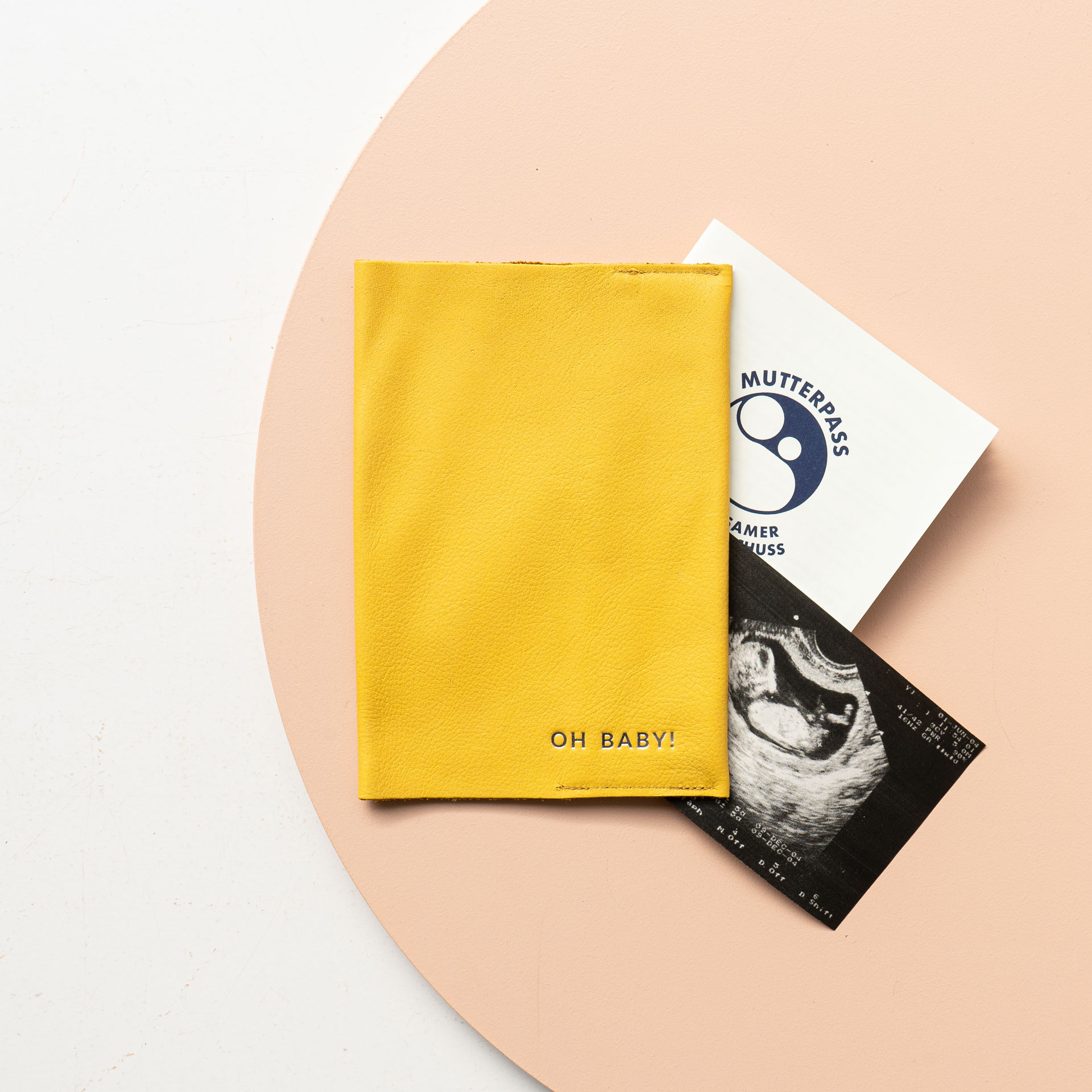 Mutterpasshülle EVE aus nachhaltigem Naturleder in Curry mit individueller Prägung in Silber