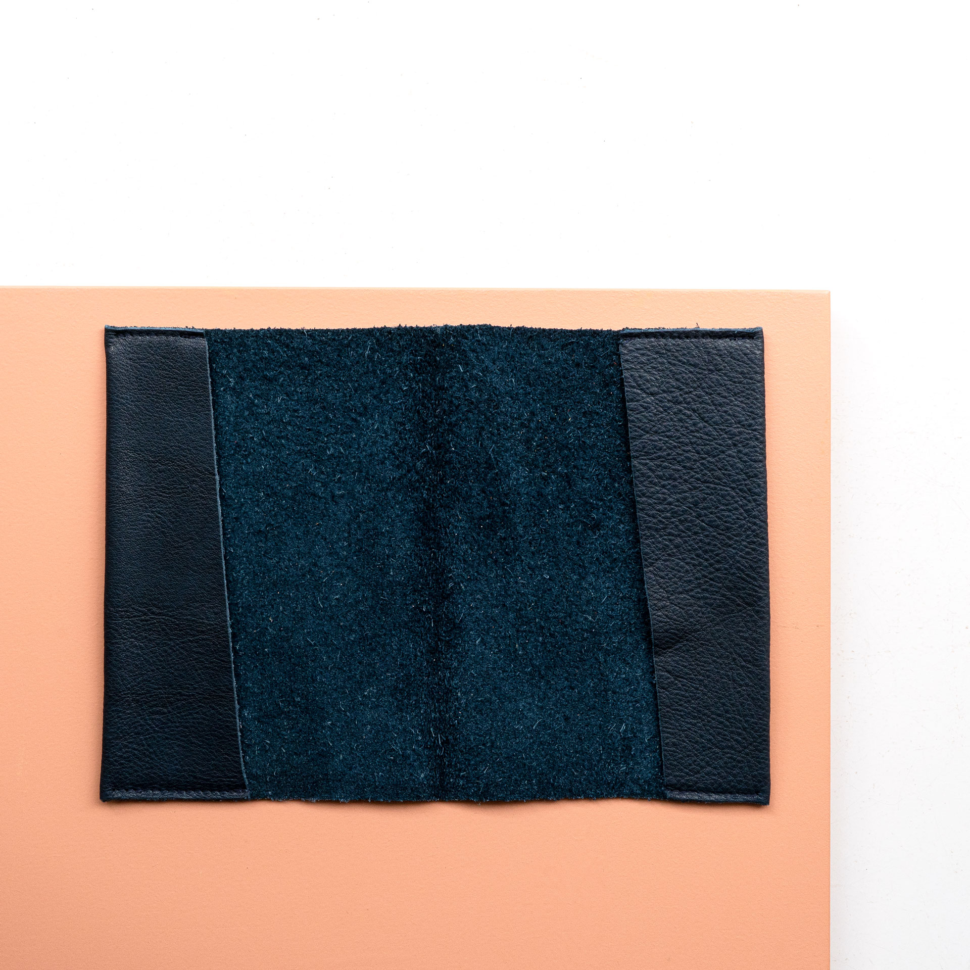 Innenansicht der Mutterpasshülle EVE aus Naturleder in Dunkelblau