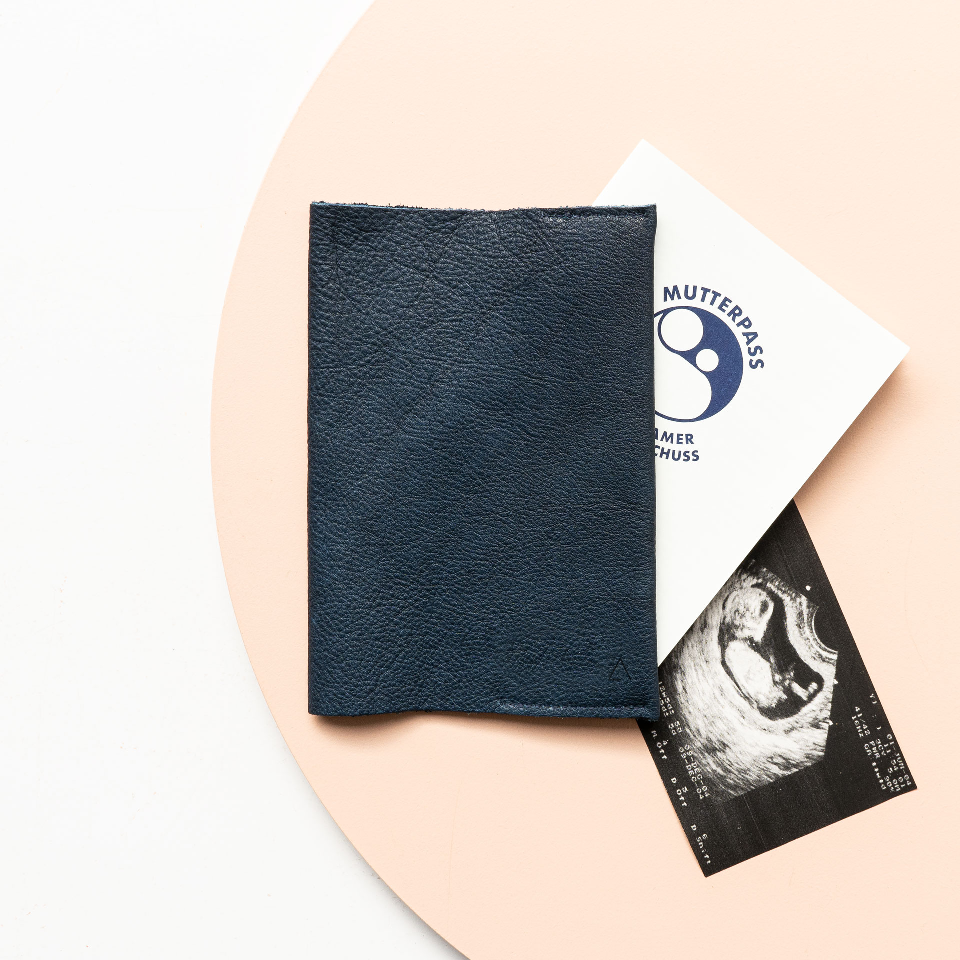 Mutterpasshülle EVE aus nachhaltigem Naturleder in Dunkelblau mit dezenter Logoprägung