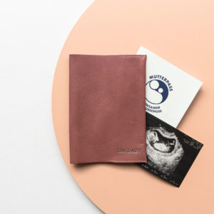 Mutterpasshülle EVE aus nachhaltigem Naturleder in Flieder mit individueller Prägung in Silber