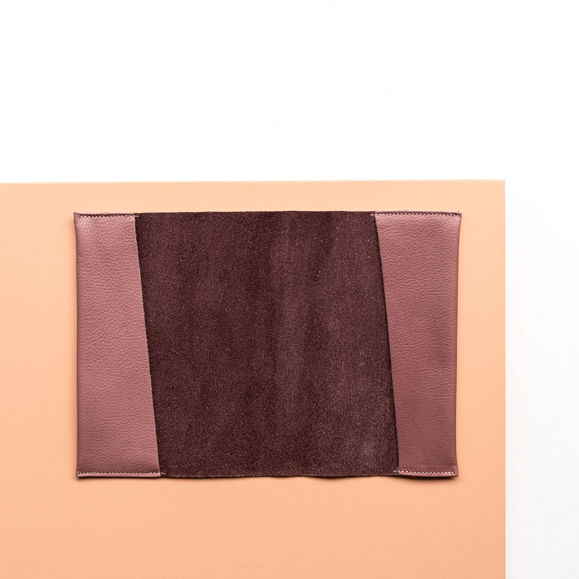 Innenansicht der Mutterpasshülle EVE aus Naturleder in Flieder