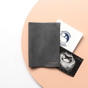 Mutterpasshülle EVE aus nachhaltigem Naturleder in Grau mit individueller Prägung in Silber