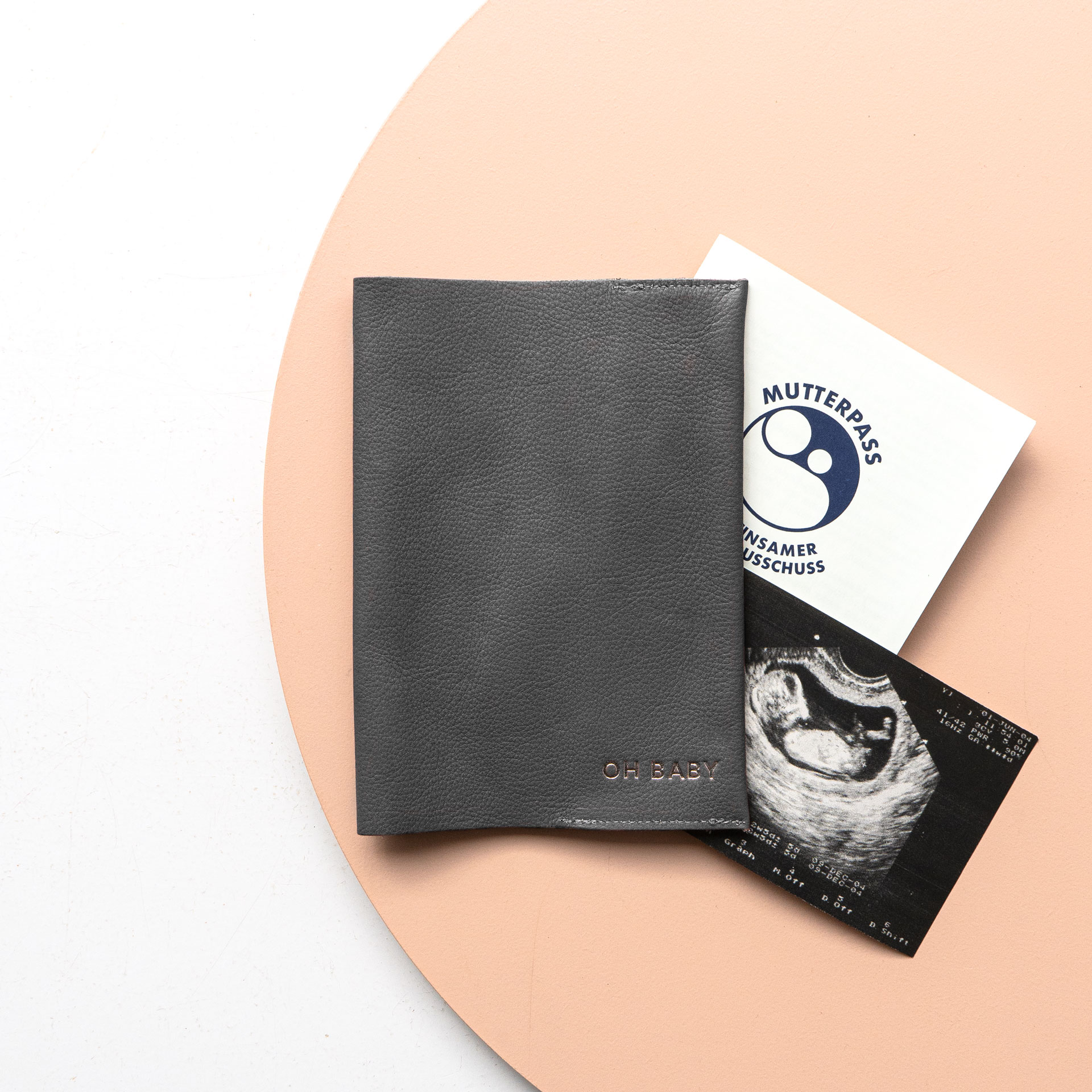 Mutterpasshülle EVE aus nachhaltigem Naturleder in Grau mit individueller Prägung in Silber