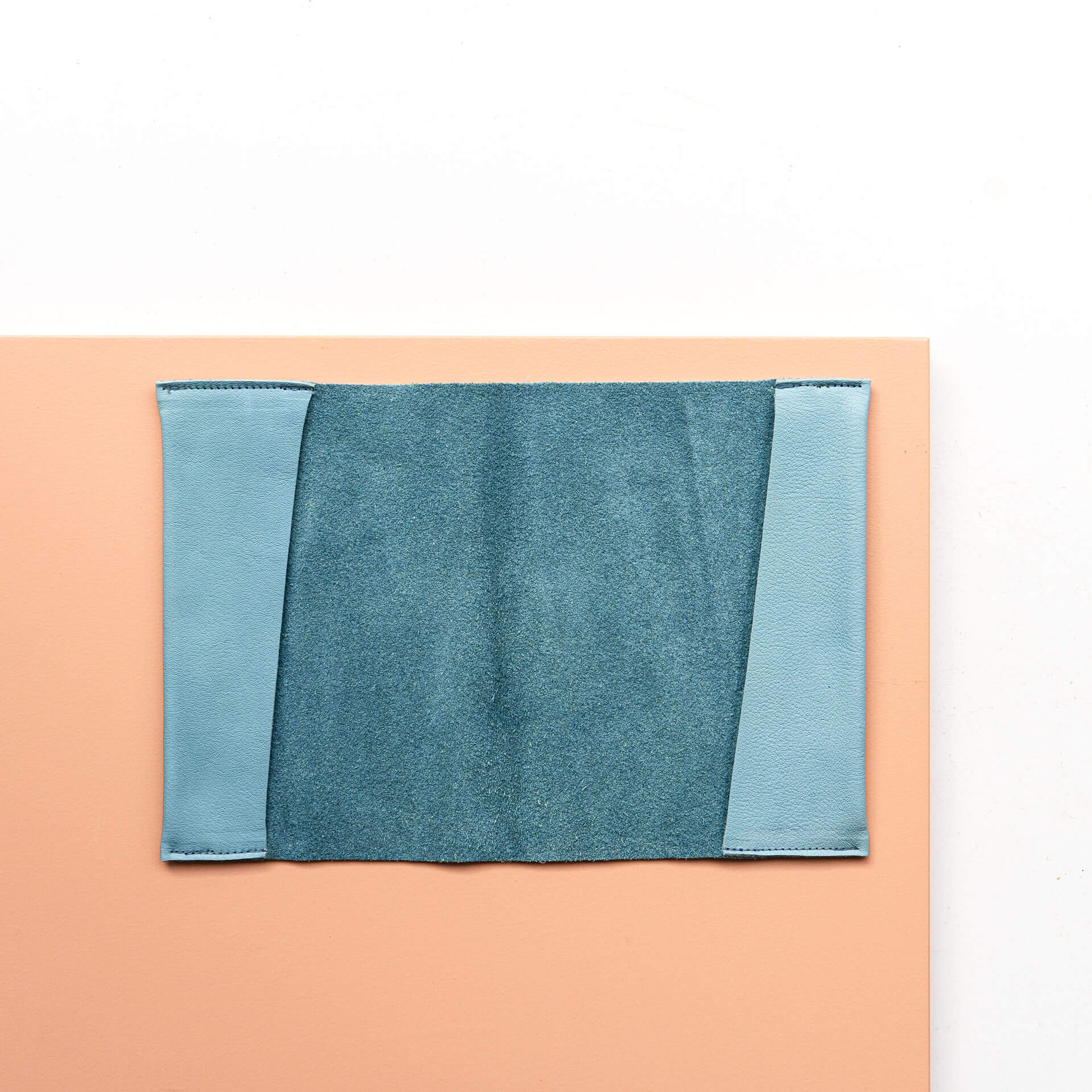 Innenansicht der Mutterpasshülle EVE aus Naturleder in Hellblau