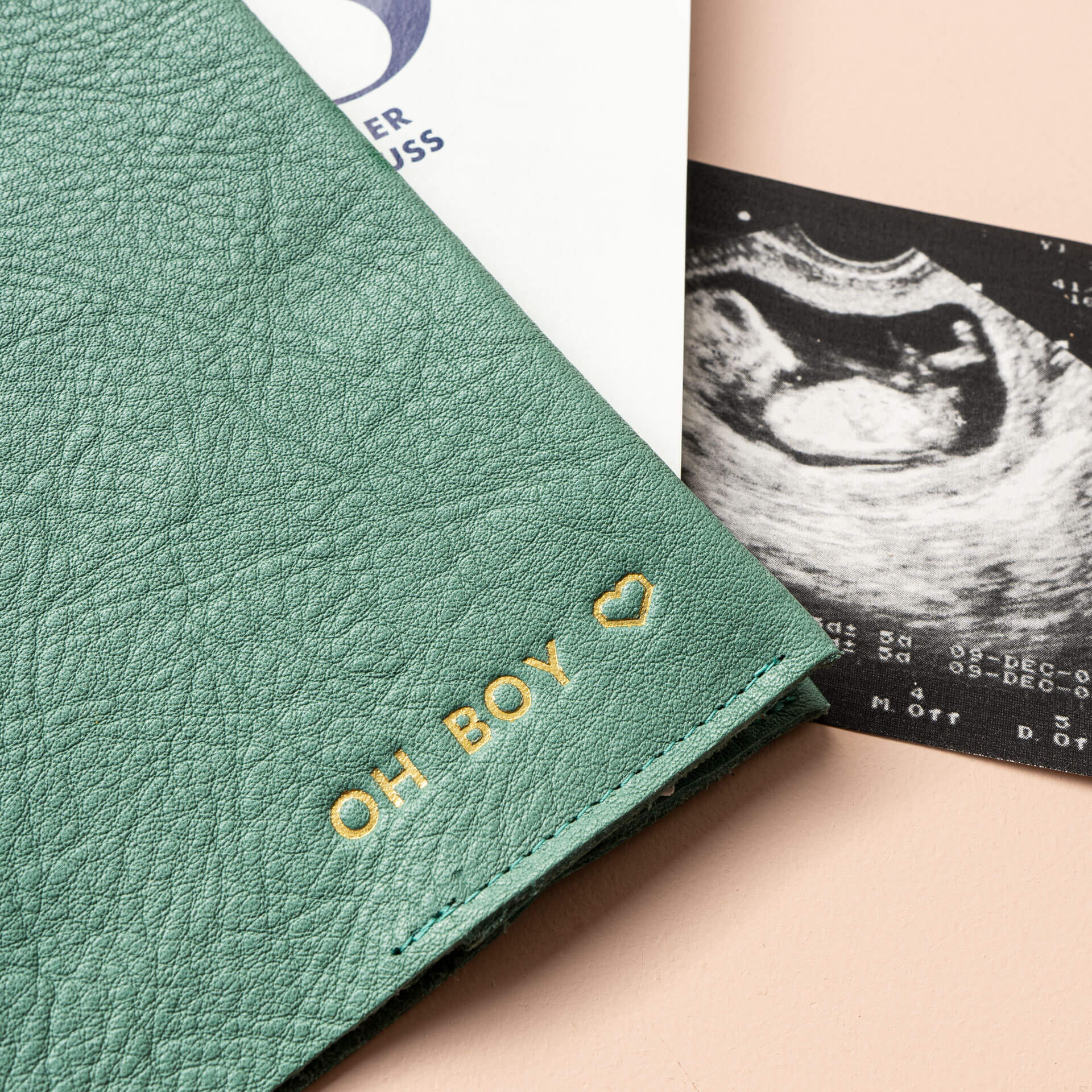 Mood Shot individuelle Prägung in Gold auf Mutterpasshülle EVE aus Naturleder in Mint