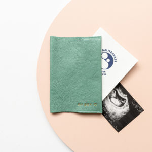 Mutterpasshülle EVE aus nachhaltigem Naturleder in Mint mit individueller Prägung in Gold