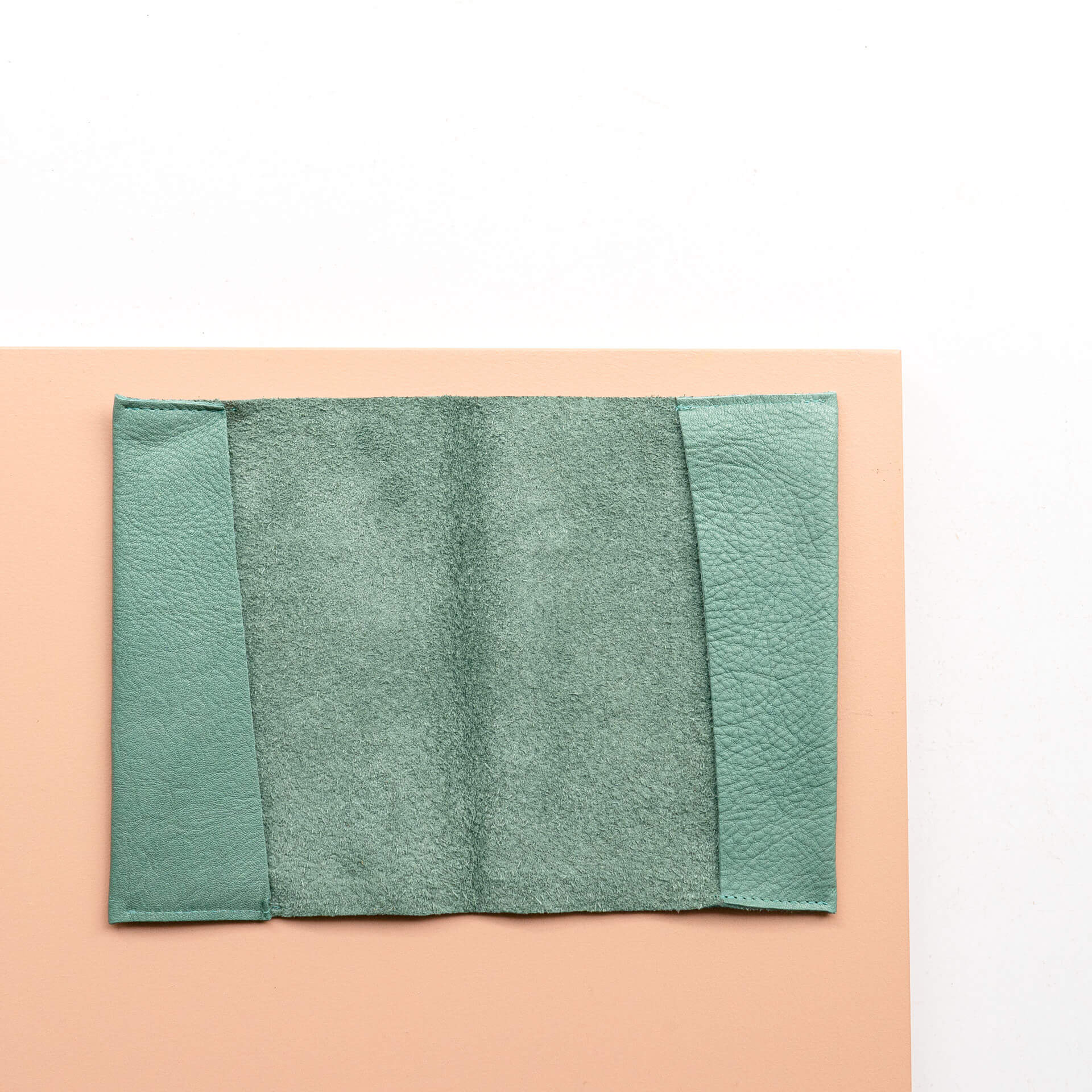 Innenansicht der Mutterpasshülle EVE aus Naturleder in Mint