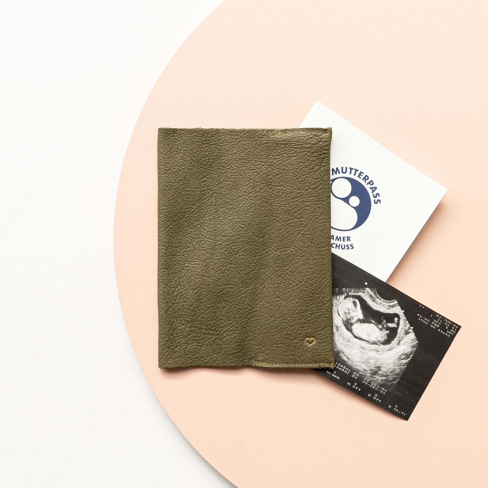 Mutterpasshülle EVE aus nachhaltigem Naturleder in Oliv mit schlichter Herzprägung in Gold