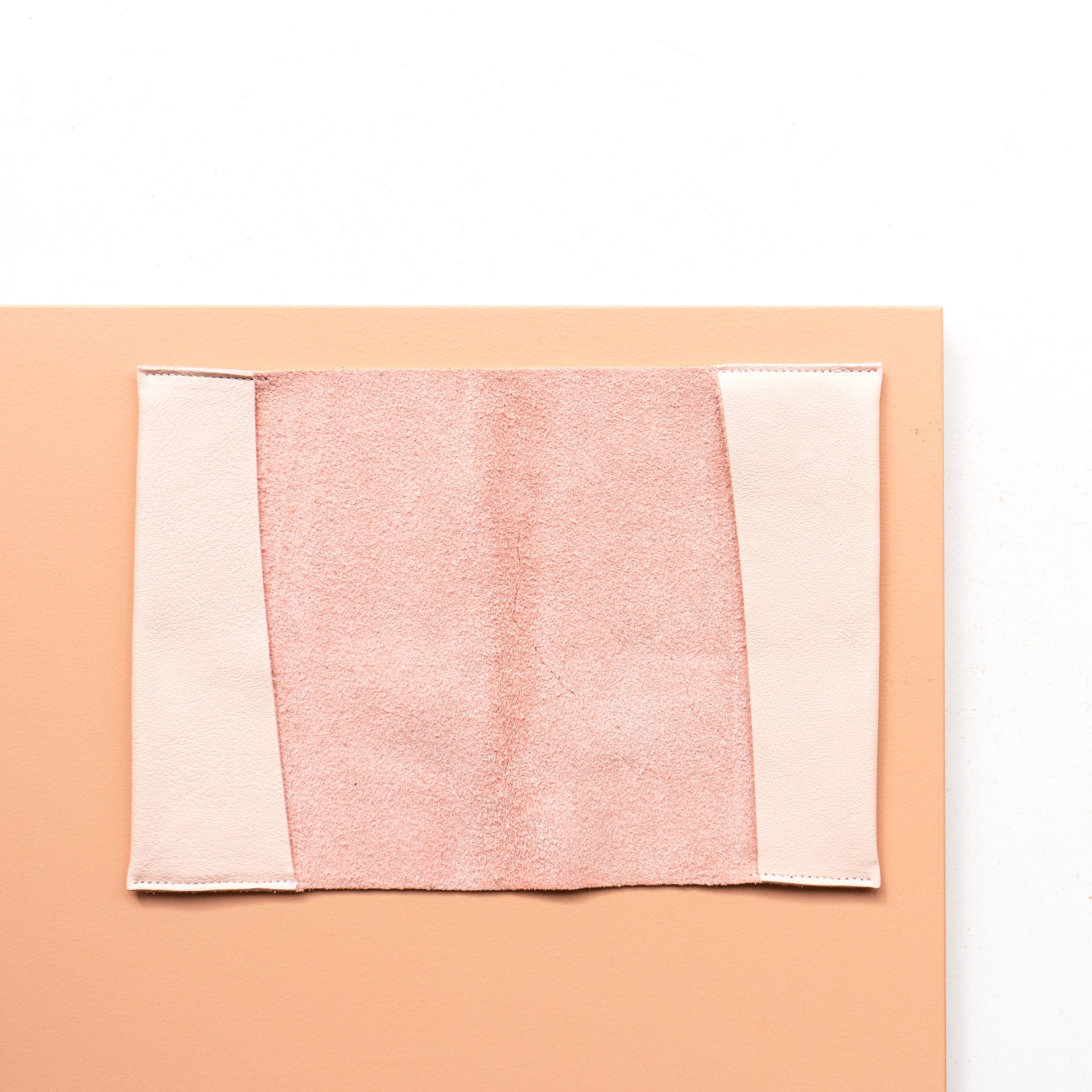 Innenansicht der Mutterpasshülle EVE aus Naturleder in Rosa