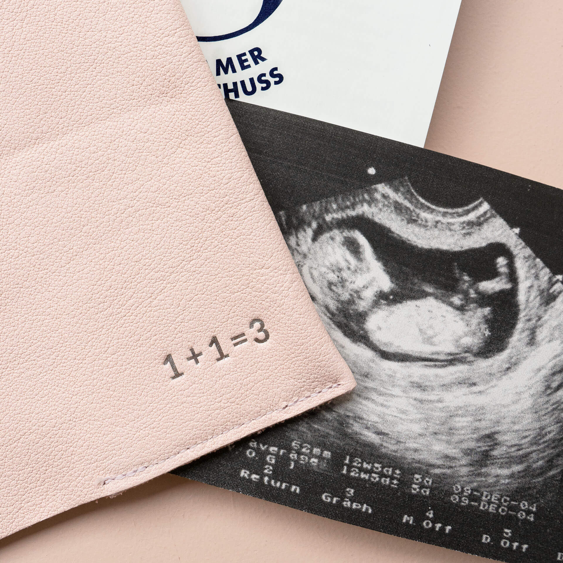 Mood Shot individuelle Prägung in Silber auf Mutterpasshülle EVE aus Naturleder in Rosa