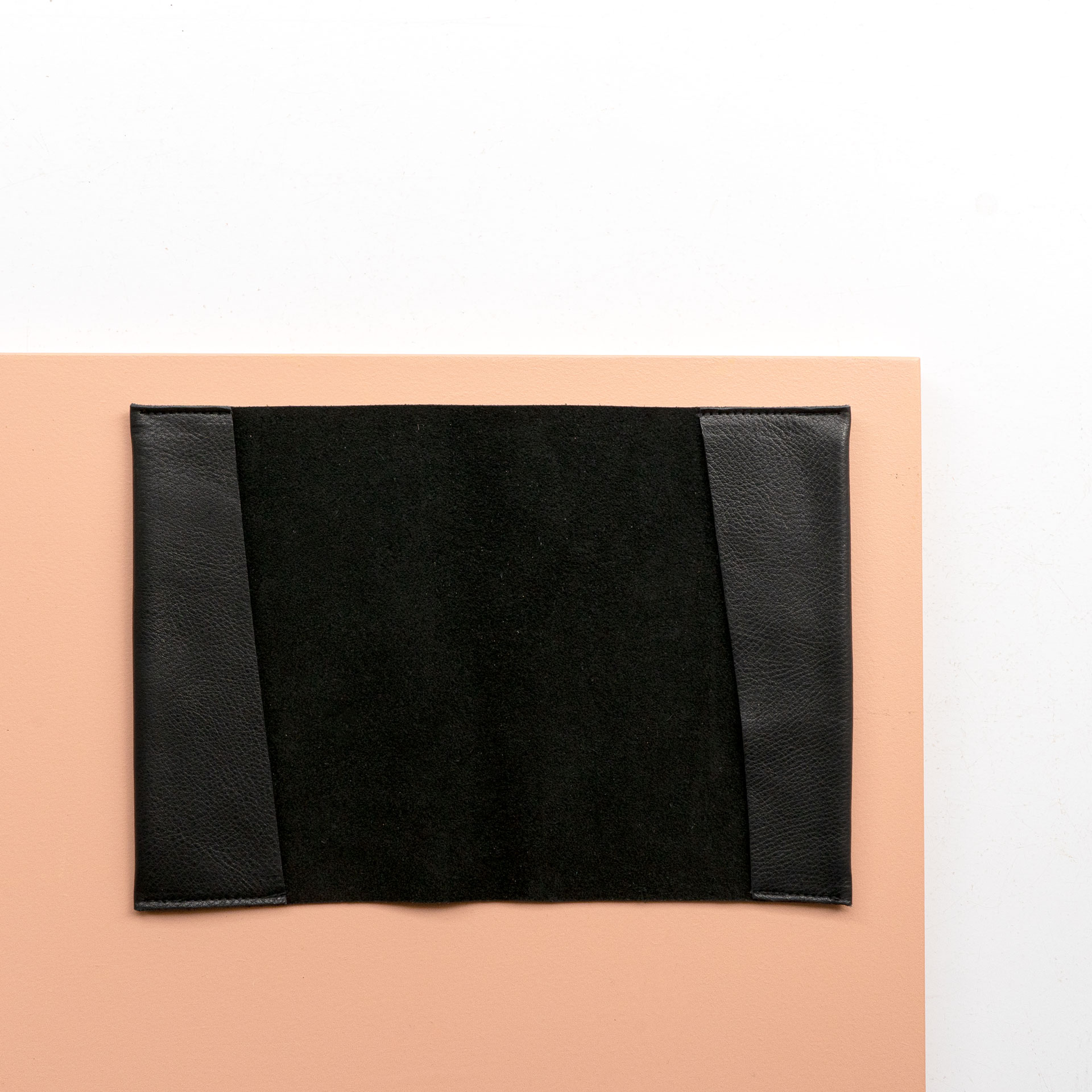 Innenansicht der Mutterpasshülle EVE aus Naturleder in Schwarz