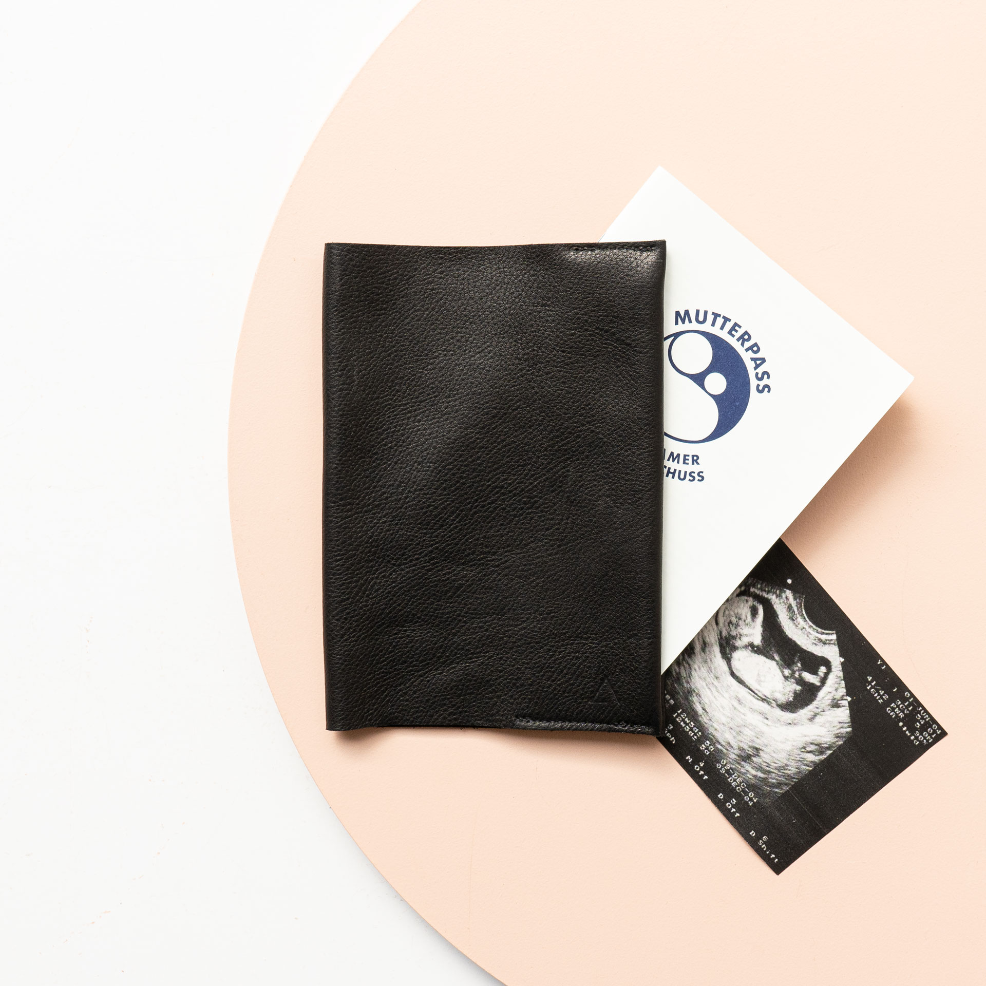 Mutterpasshülle EVE aus nachhaltigem Naturleder in Schwarz mit dezenter Logoprägung