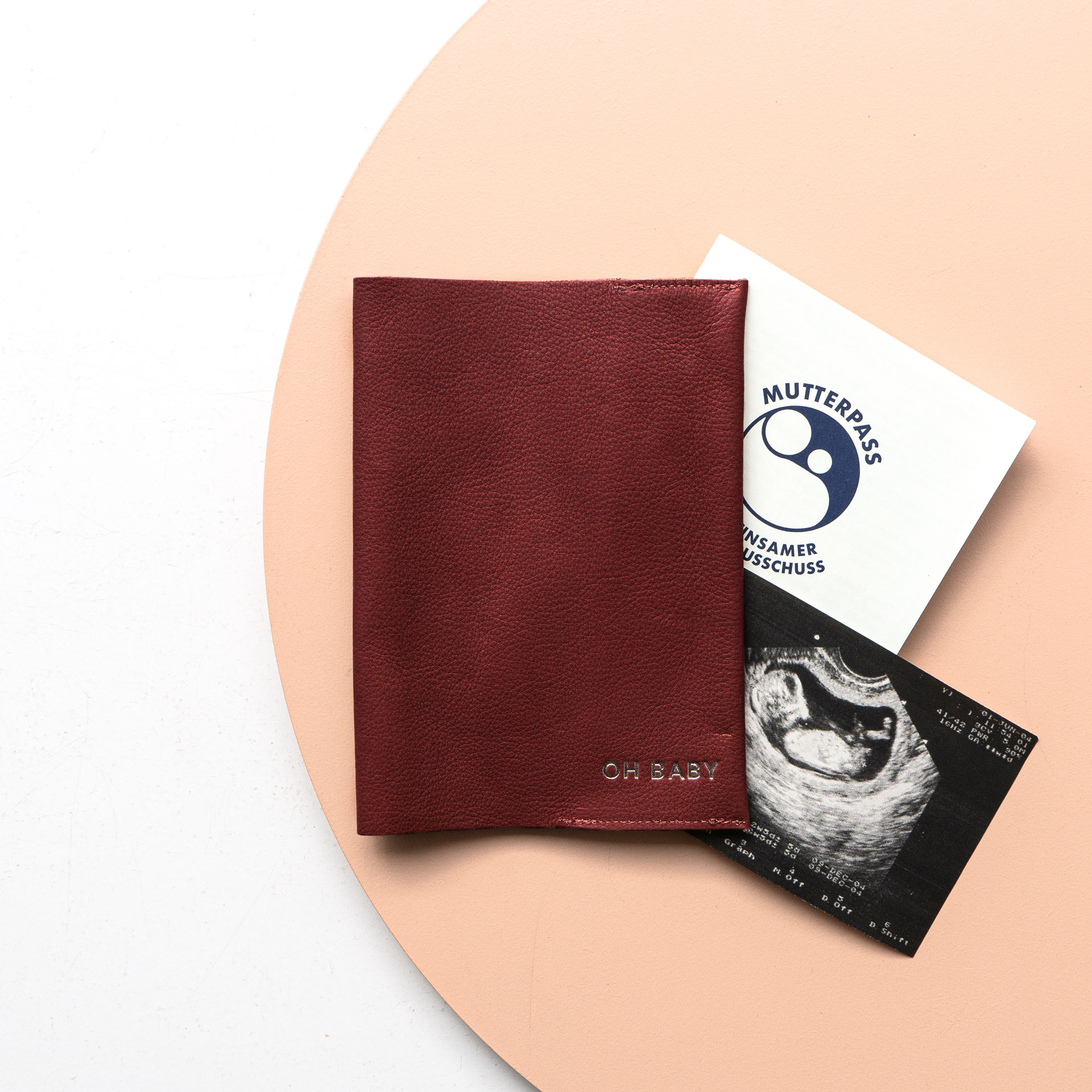 Mutterpasshülle EVE aus nachhaltigem Naturleder in Weinrot mit individueller Prägung in Silber