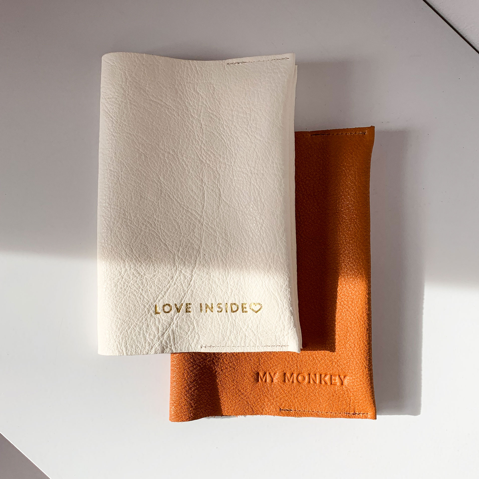 Mutterpasshüllen EVE aus Naturleder in Creme und Cognac mit individuellen Prägungen in Gold und Natur