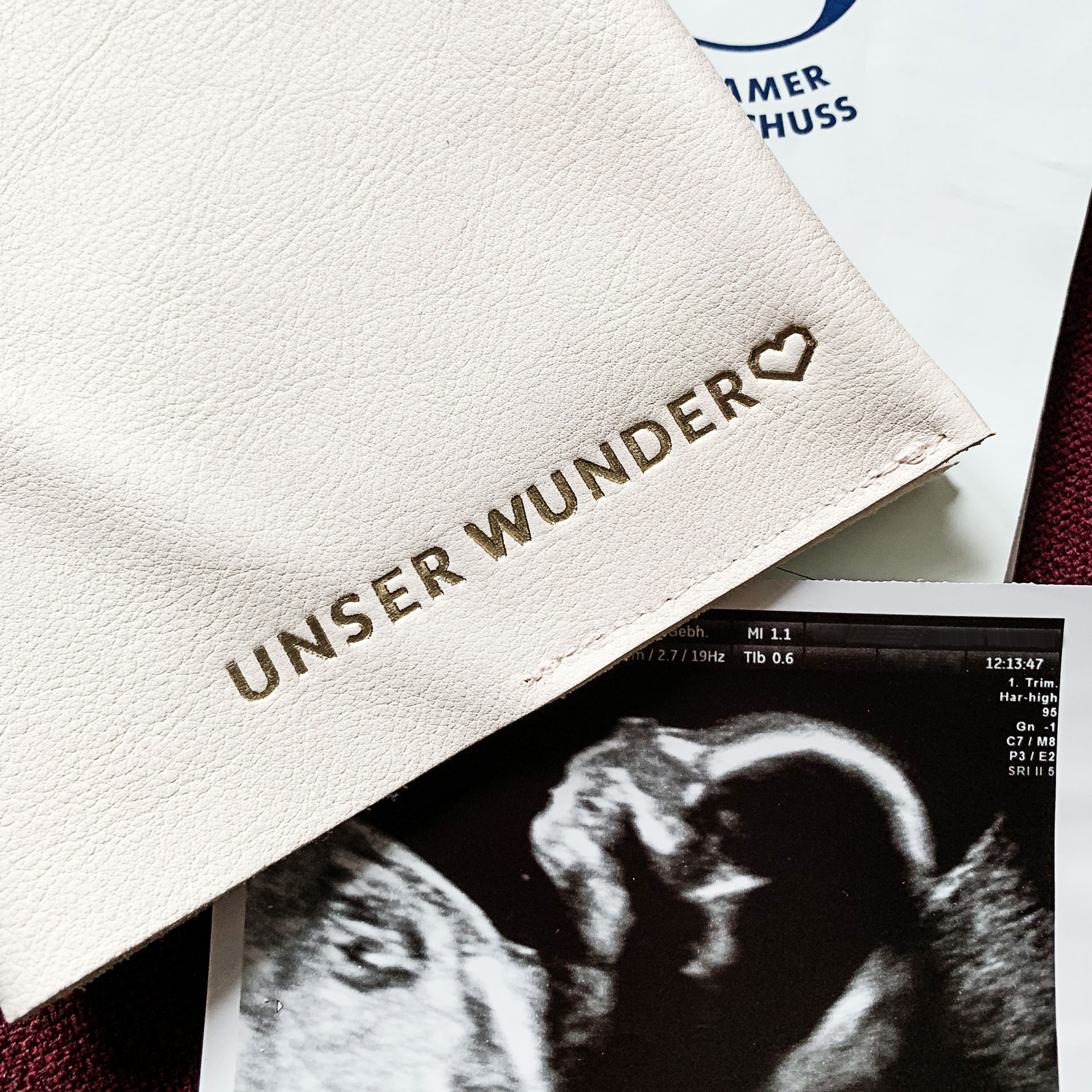 Mood Shot individuelle Prägung in Gold auf Mutterpasshülle EVE aus Naturleder in Creme