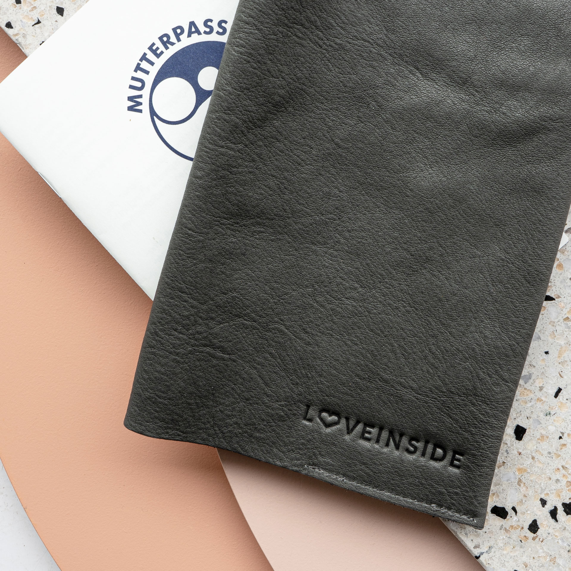 Mood Shot individuelle Natur-Prägung auf Mutterpasshülle EVE aus Naturleder in Grau