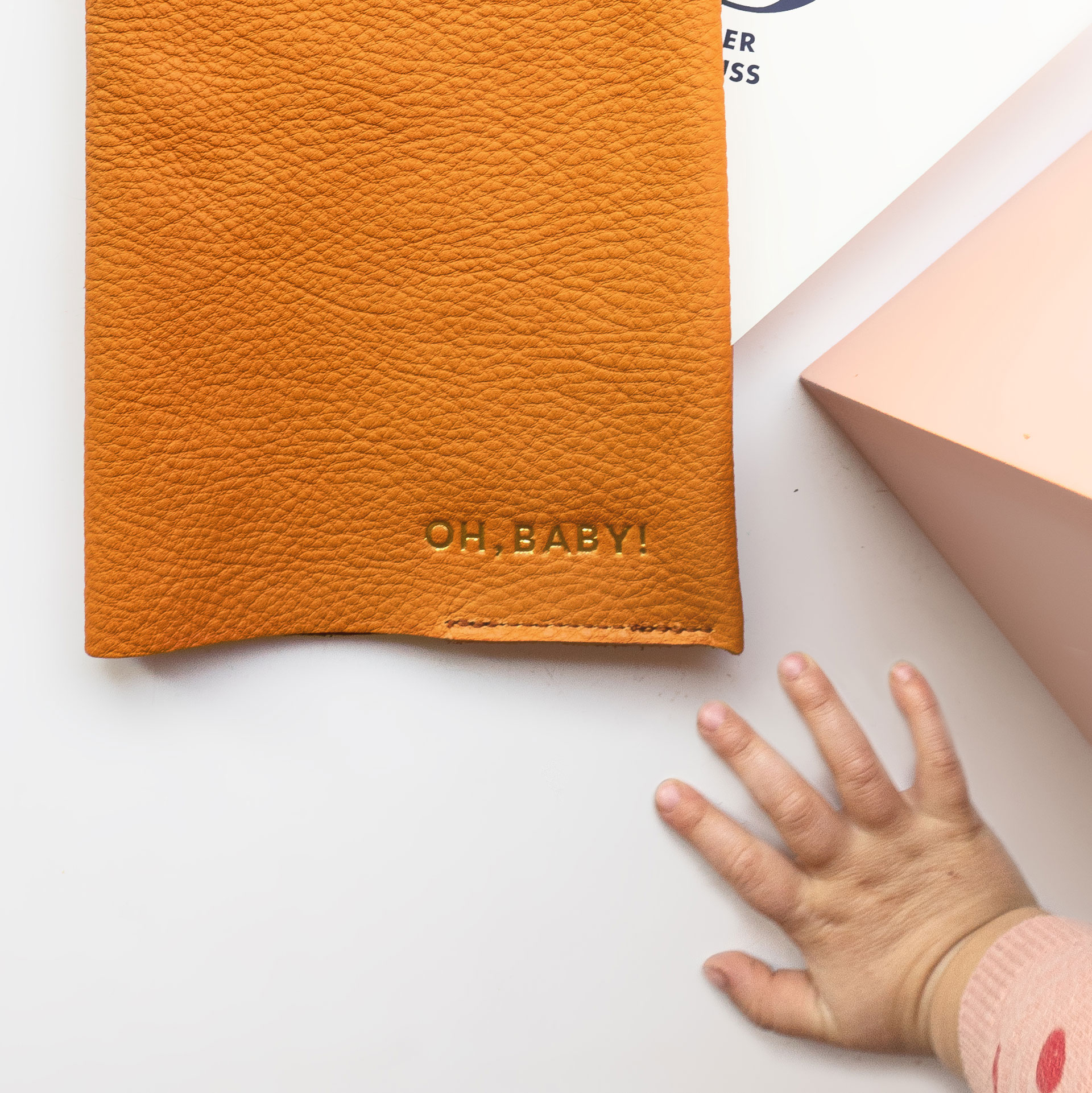 Mood Shot individuelle Prägung in Gold auf Mutterpasshülle EVE aus Naturleder in Cognac