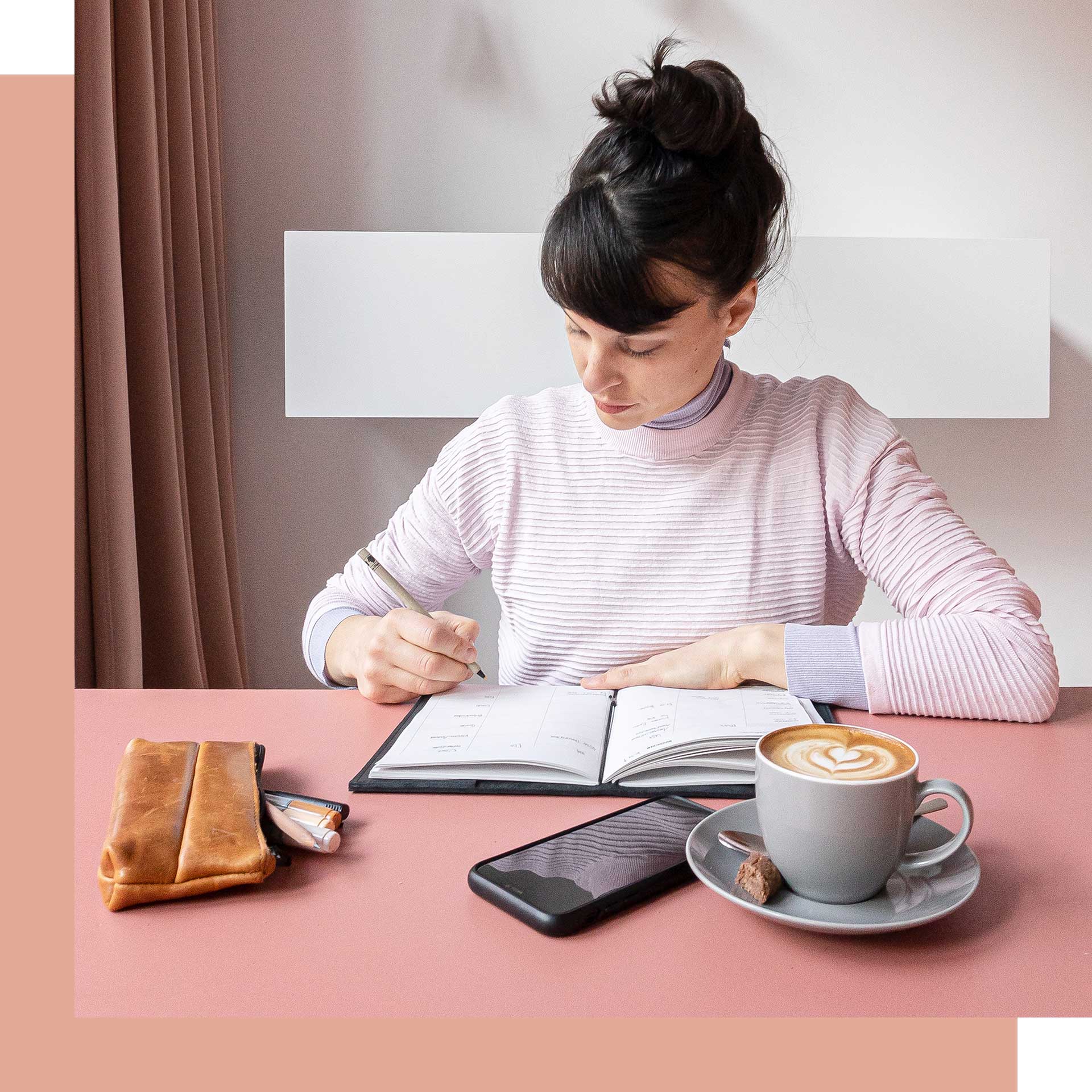 Eine Frau schreibt Gedanken in ihr Notizbuch