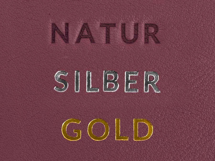 Beispiel wie eine Prägung auf hellbraunem Leder aussieht