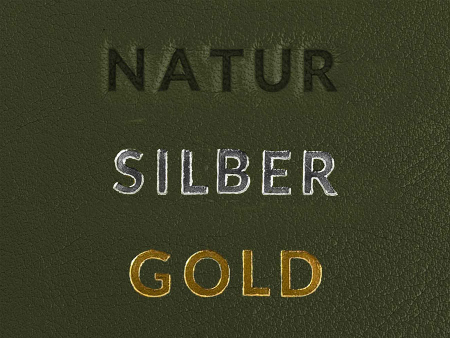 Beispiel wie eine Prägung auf hellbraunem Leder aussieht