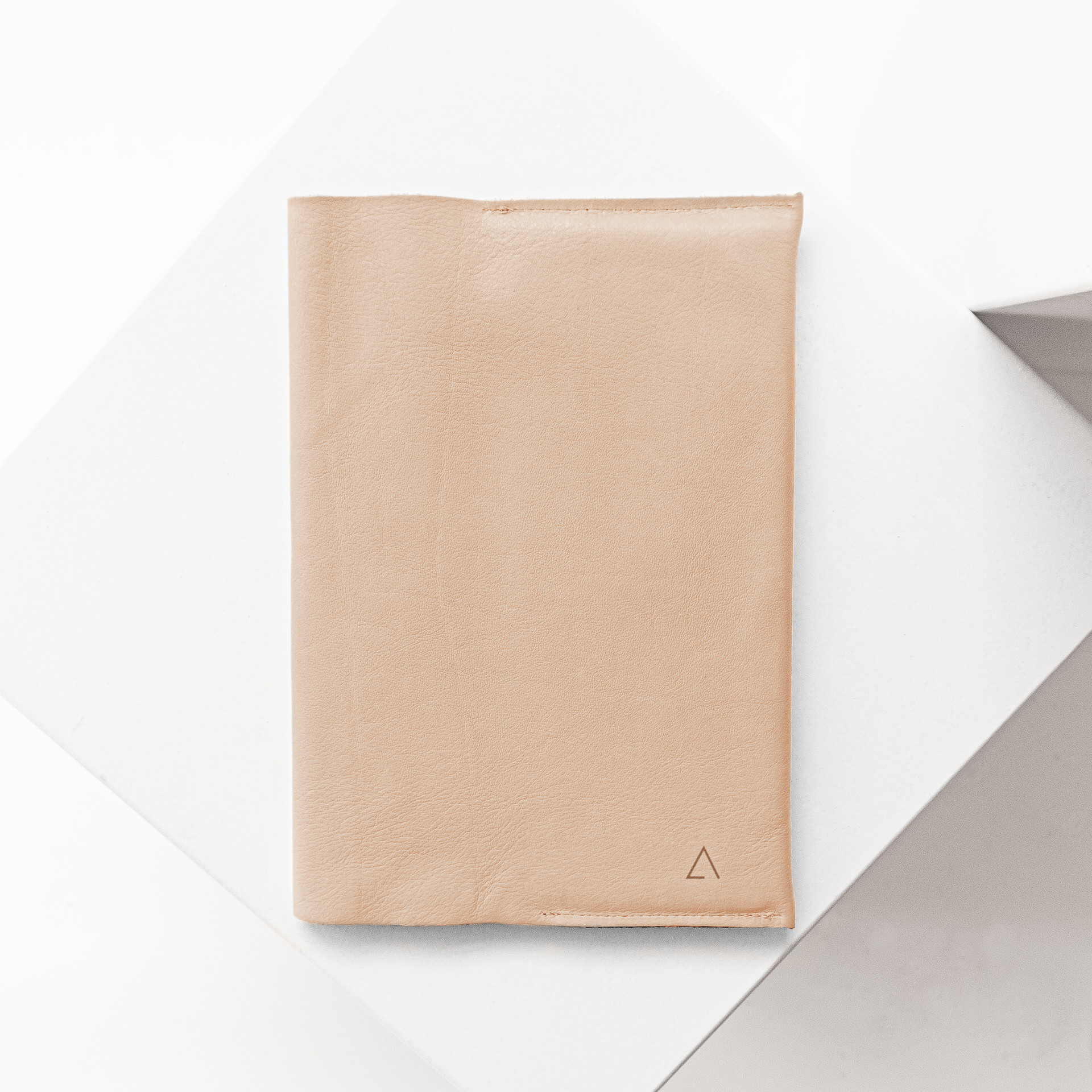 U-Hefthülle EVE aus nachhaltigem Naturleder in Beige mit dezenter Logoprägung