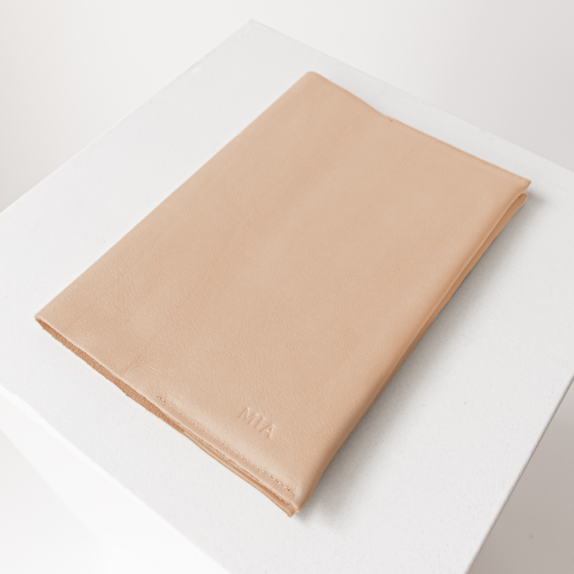 U-Hefthülle EVE aus nachhaltigem Naturleder in Beige mit individueller Prägung in Natur