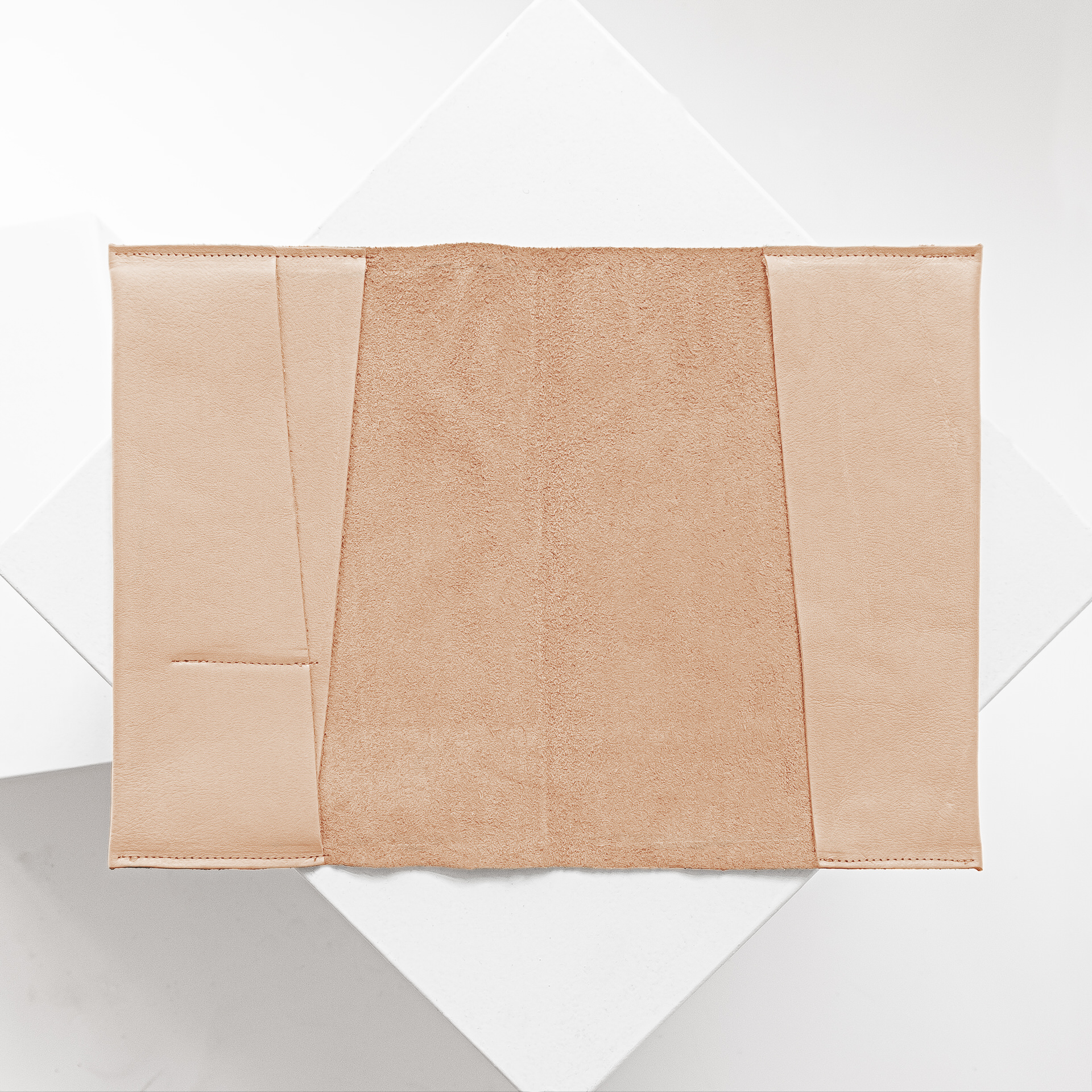 Innenansicht der U-Hefthülle EVE als Einzelhülle aus nachhaltigem Naturleder in Beige