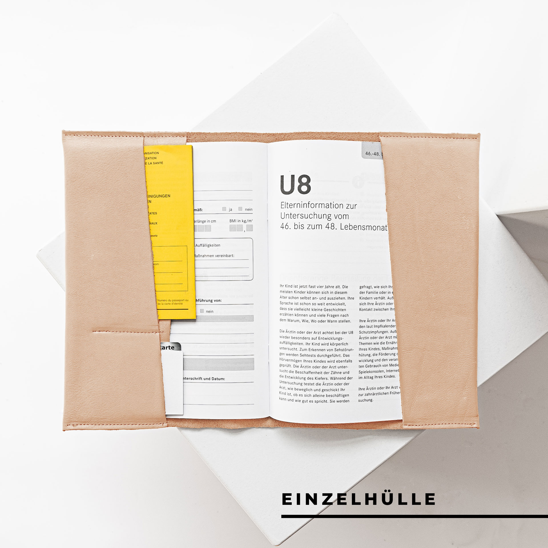 Innenansicht der U-Hefthülle EVE als Einzelhülle in Beige mit U-Heft, Impfpass und Versicherungskarte