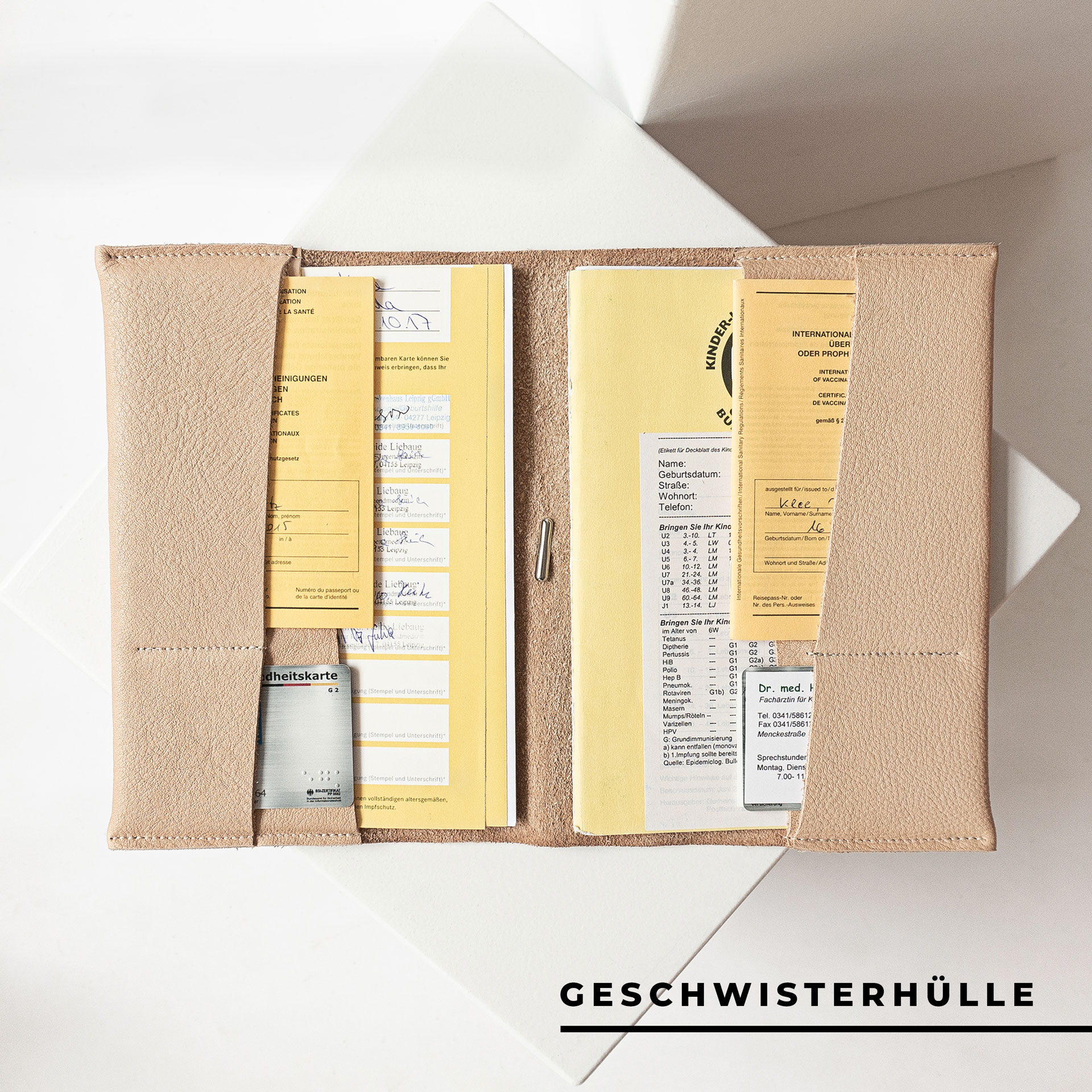 Innenansicht der U-Hefthülle EVE als Geschwisterhülle in Beige mit U-Heften, Impfpässen und Versicherungskarten
