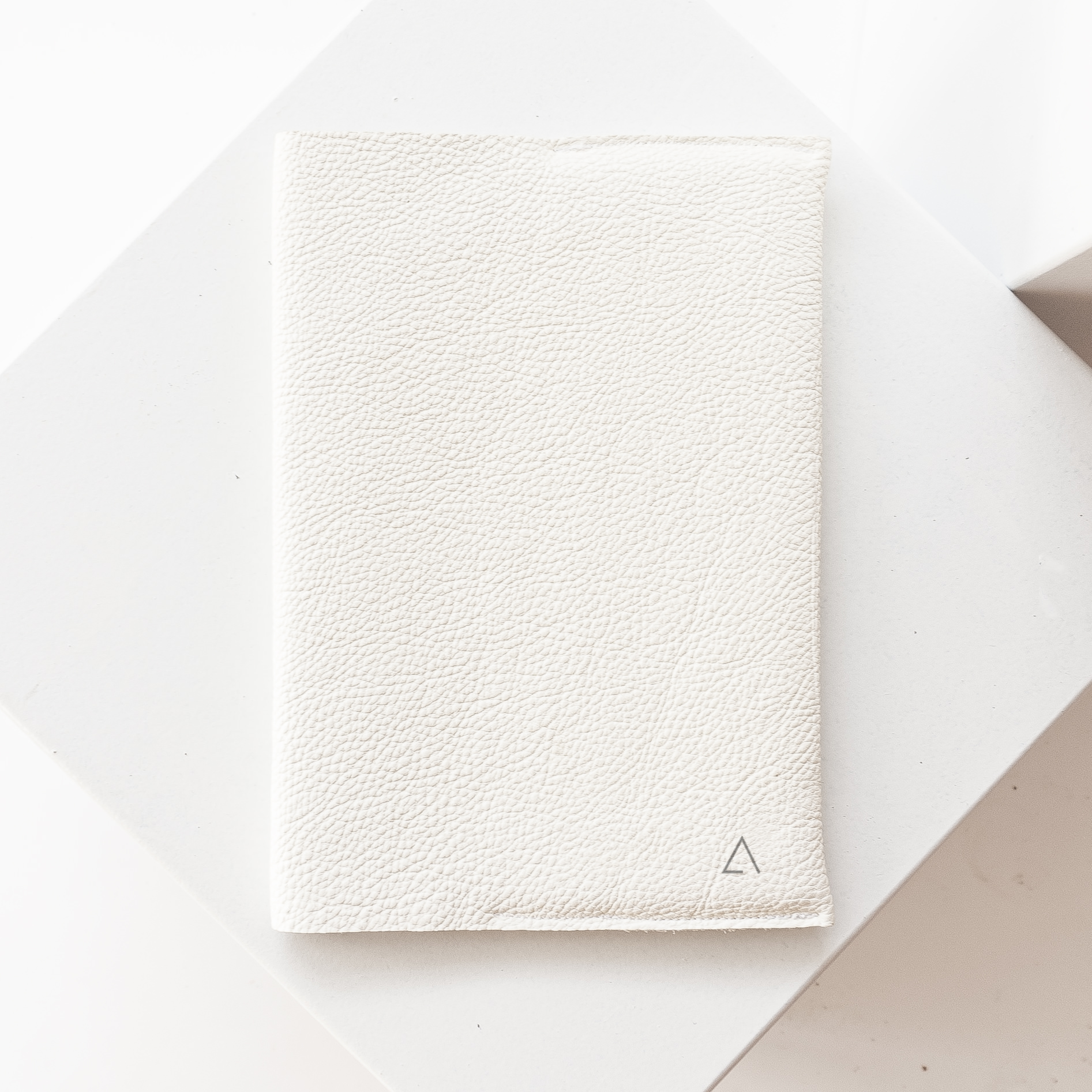 U-Hefthülle EVE aus nachhaltigem Naturleder in Creme mit dezenter Logoprägung