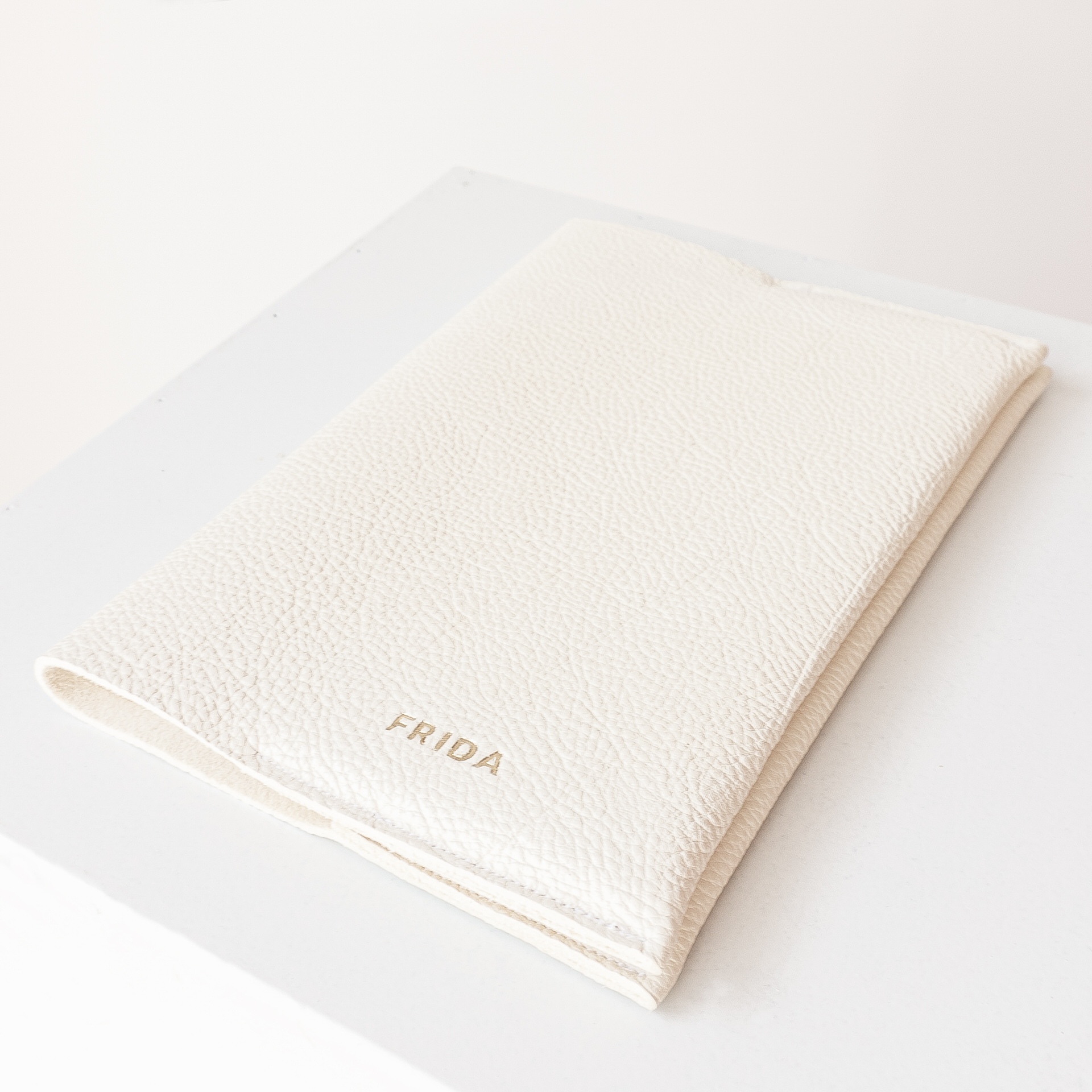 U-Hefthülle EVE aus nachhaltigem Naturleder in Creme mit individueller Prägung in Gold