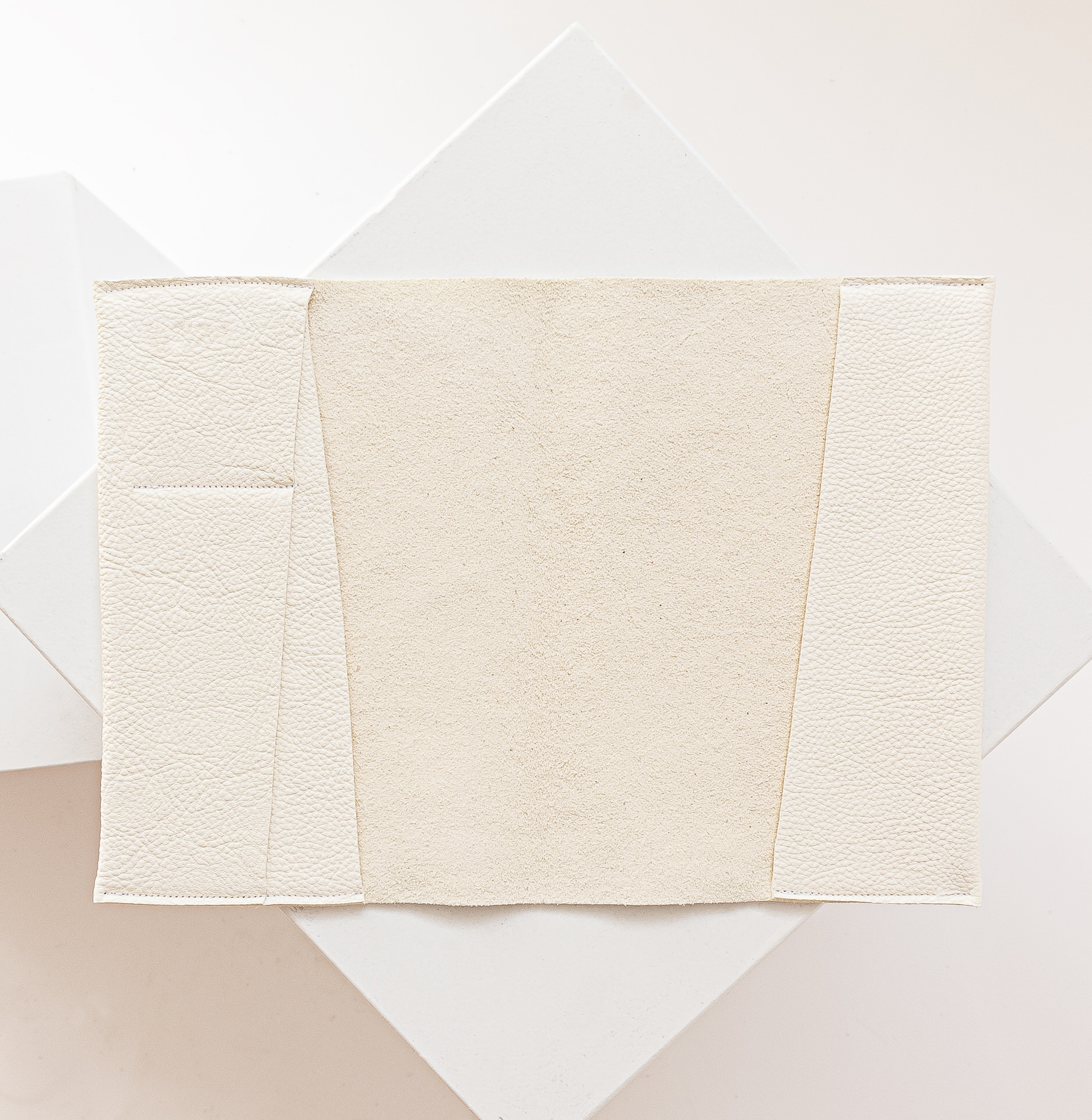 Innenansicht der U-Hefthülle EVE als Einzelhülle aus nachhaltigem Naturleder Creme