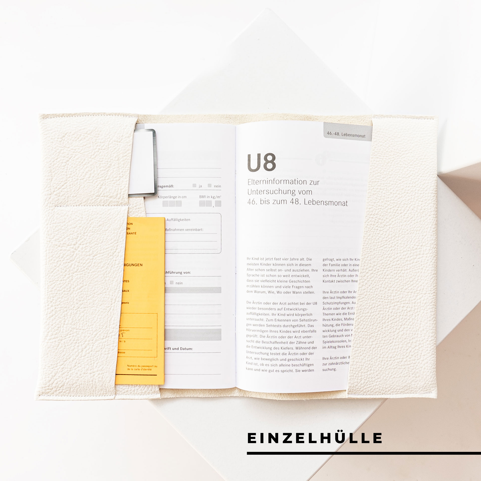 U-Hefthülle EVE als Einzelhülle aus nachhaltigem Naturleder Creme aufgeklappt mit U-Heft, Impfpass und Versicherungskarte