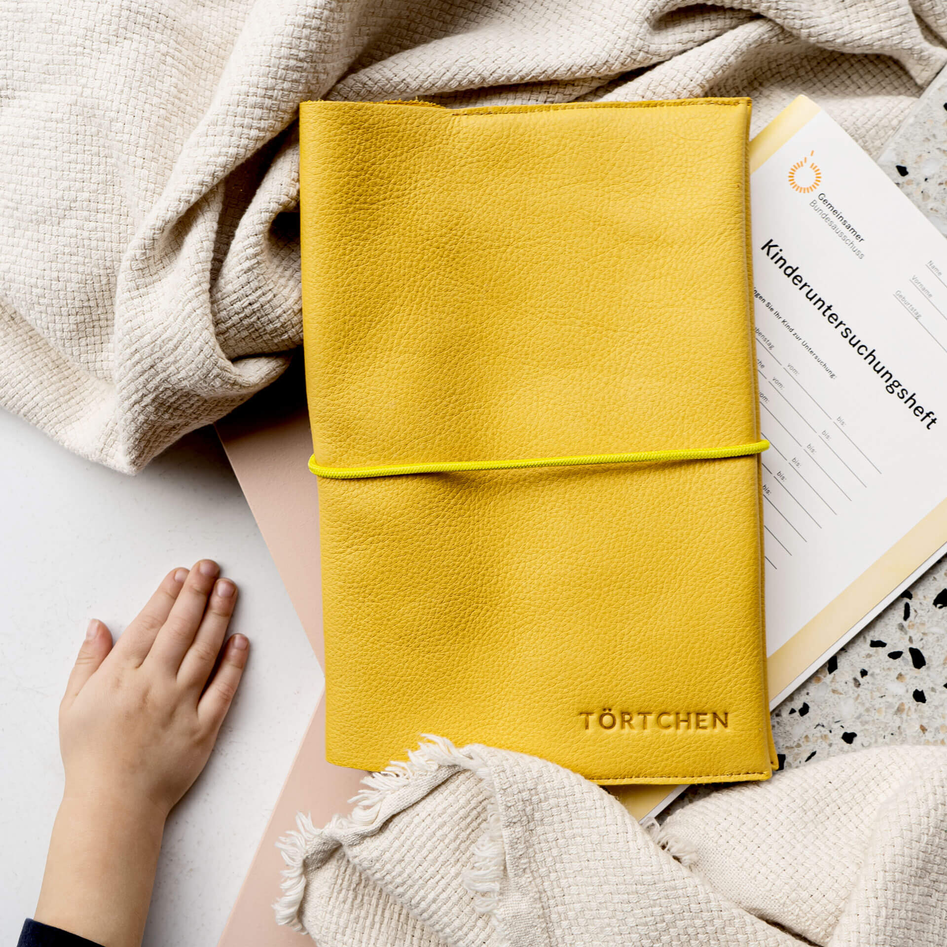 Auf unseren U-Hefthüllen kannst du einen Wunschtext deiner Wahl verewigen lassen. In diesem Fall: Törtchen.