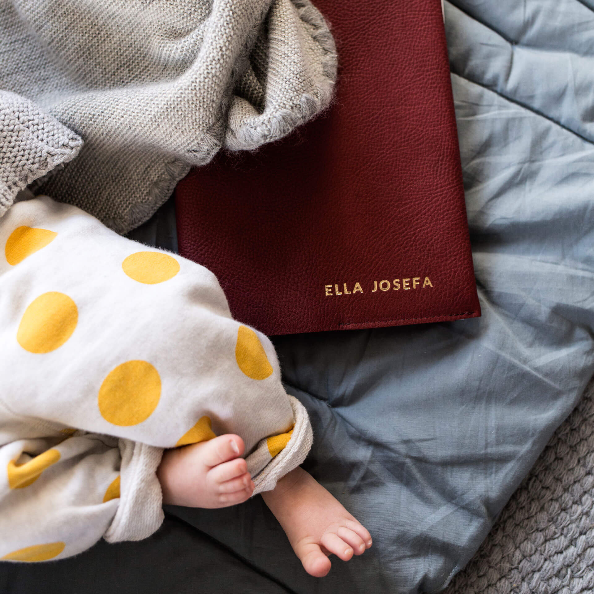 Mood Shot U-Hefthülle EVE aus nachhaltigem Naturleder in Weinrot mit individueller Prägung in Gold