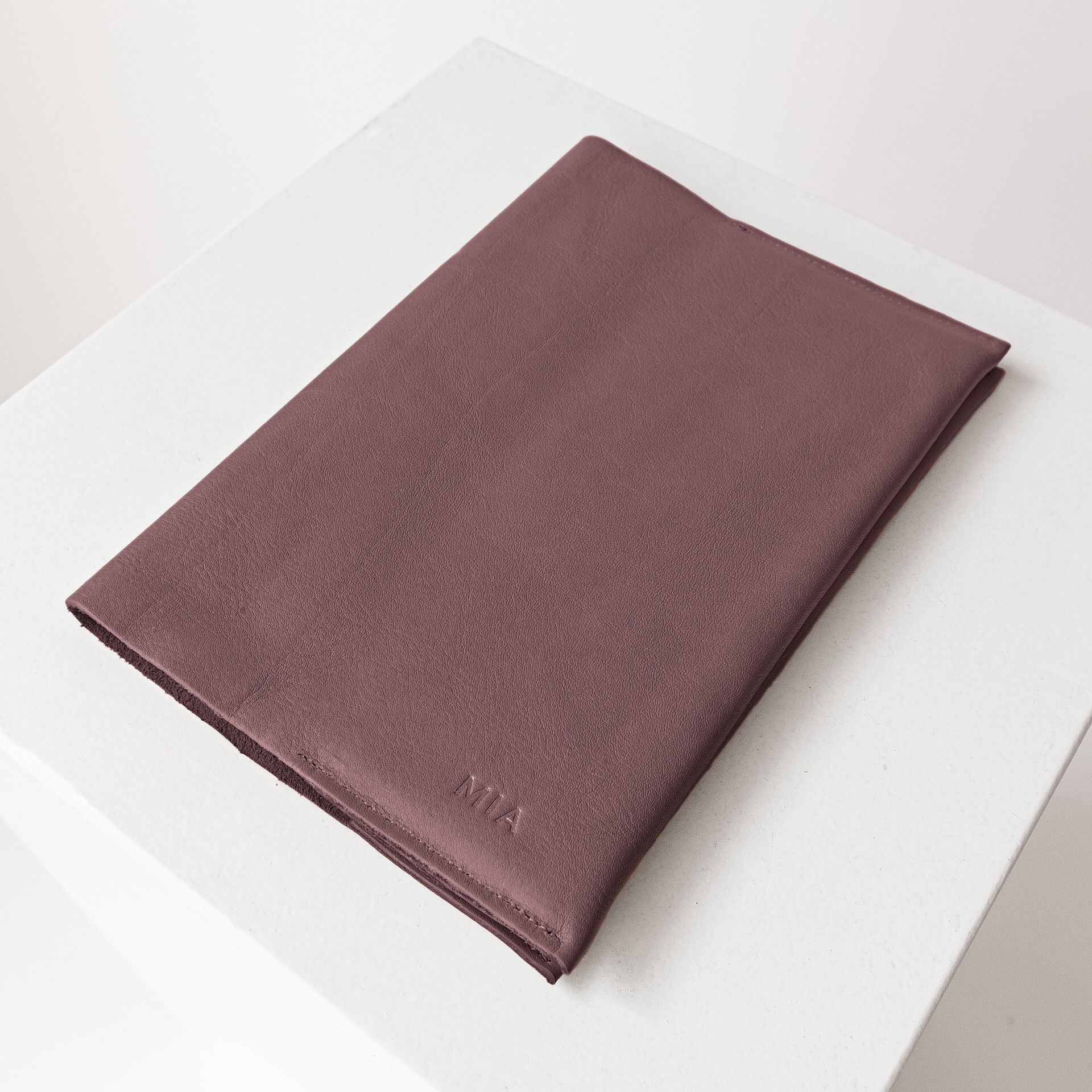 U-Hefthülle EVE aus nachhaltigem Naturleder in Flieder mit individueller Prägung in Natur
