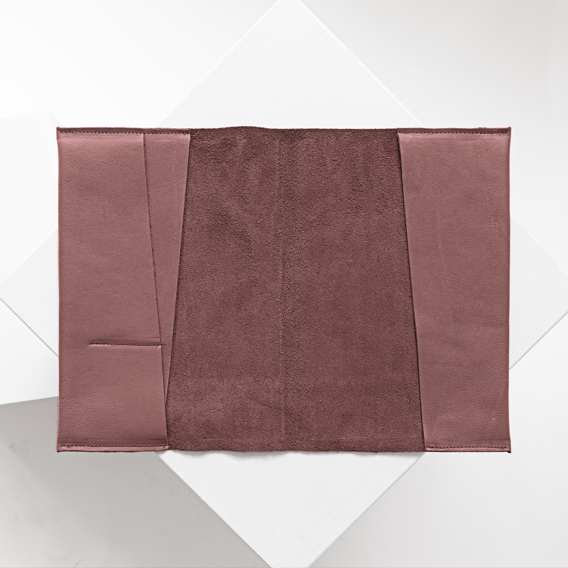 Innenansicht der U-Hefthülle EVE als Einzelhülle aus nachhaltigem Naturleder in Flieder